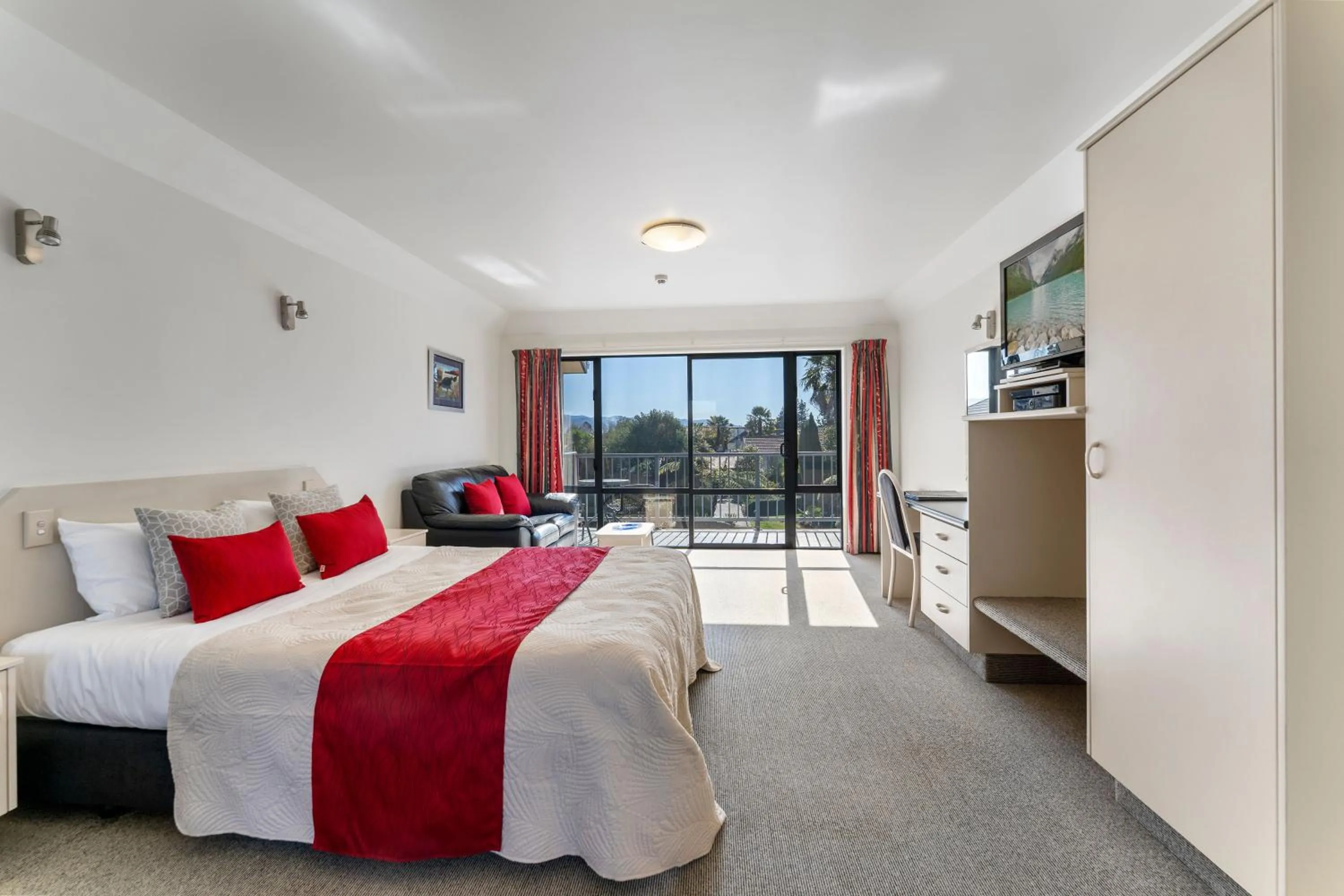 Deluxe Studio in Avalon Manor Motel