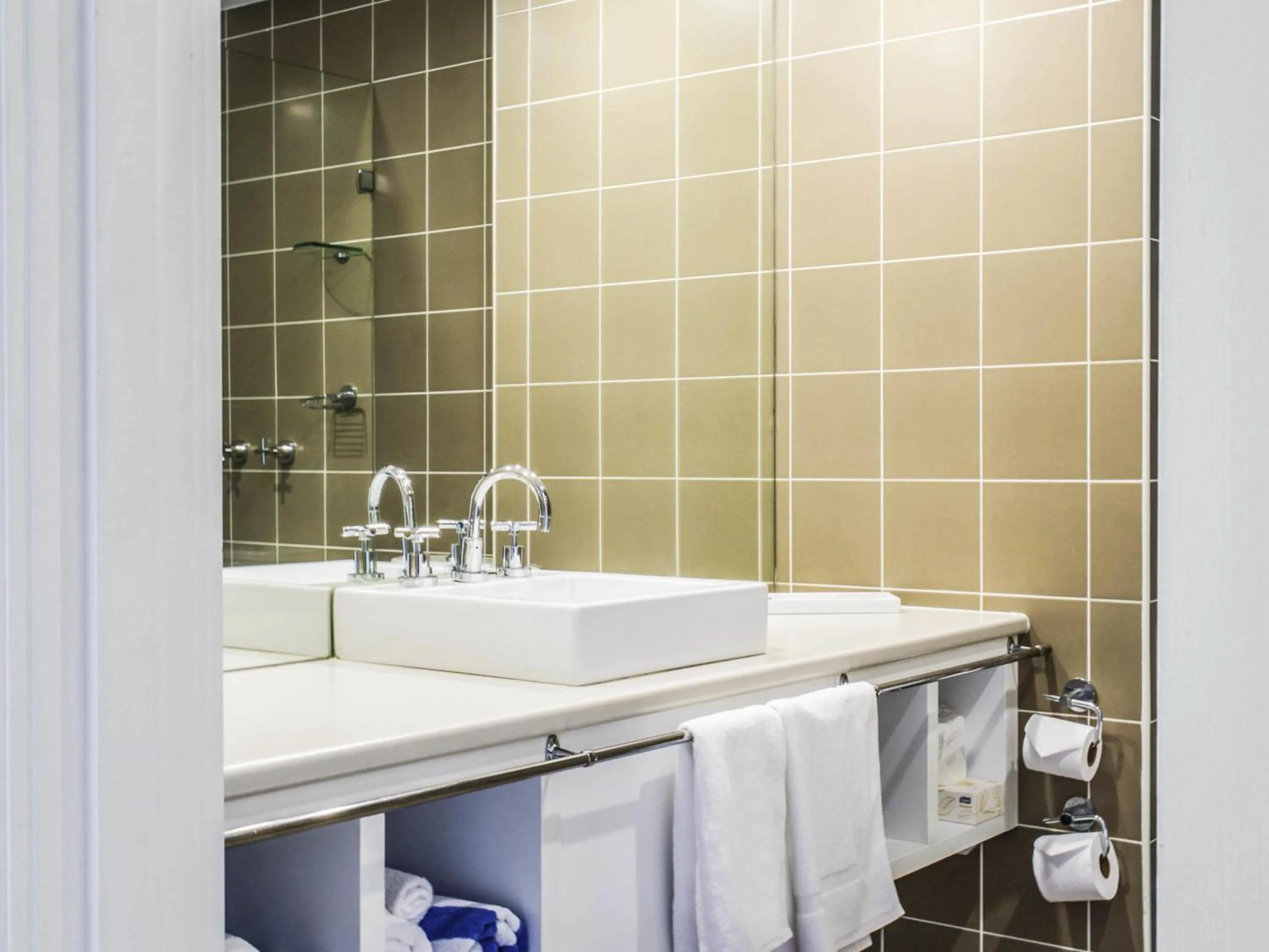 Standard Room with One King and One Single Bed in Mercure Gerringong Resort