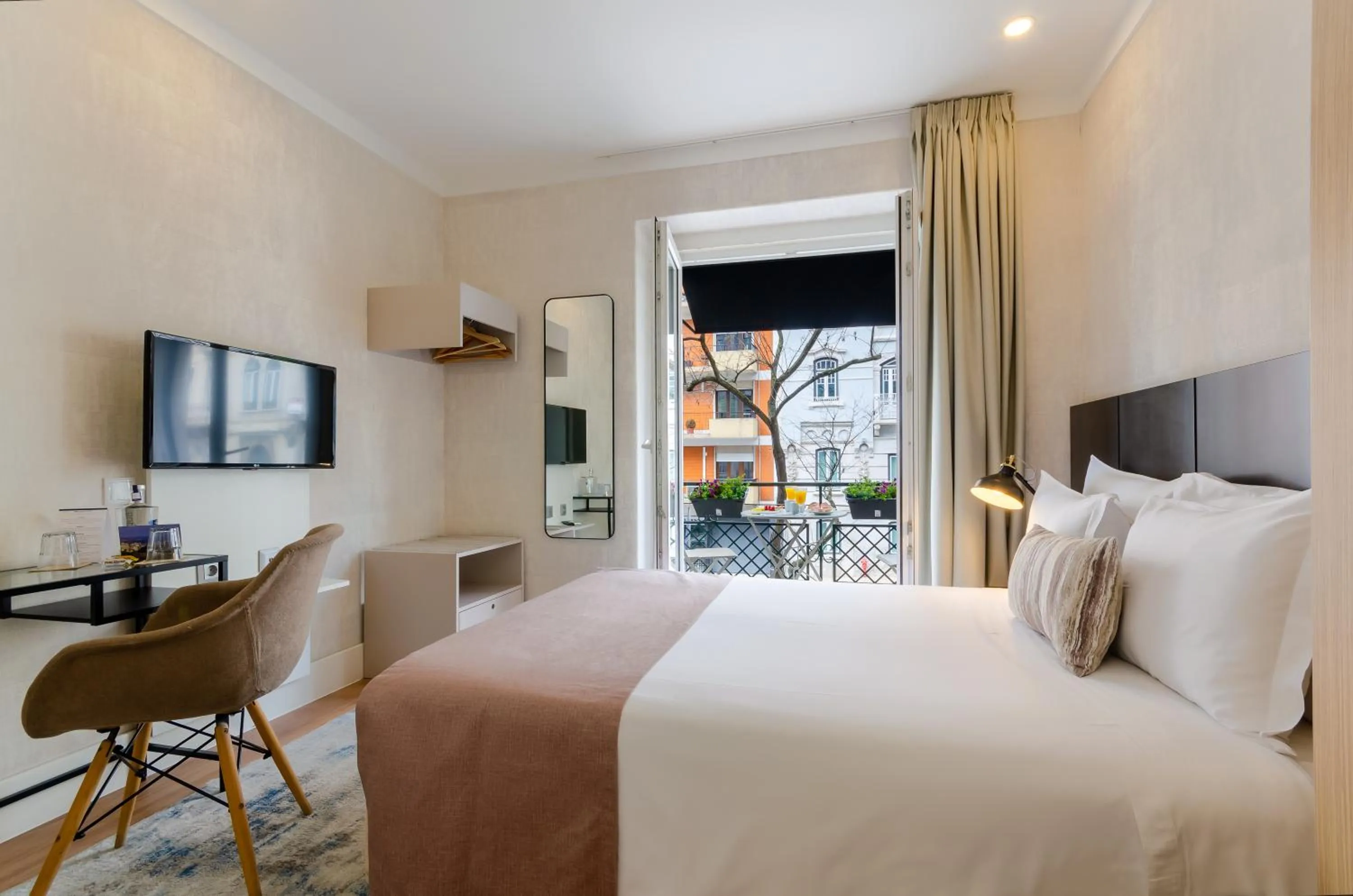 Double Room with Balcony in LX51 Studios & Suites by APT IIN - Lisbon Center