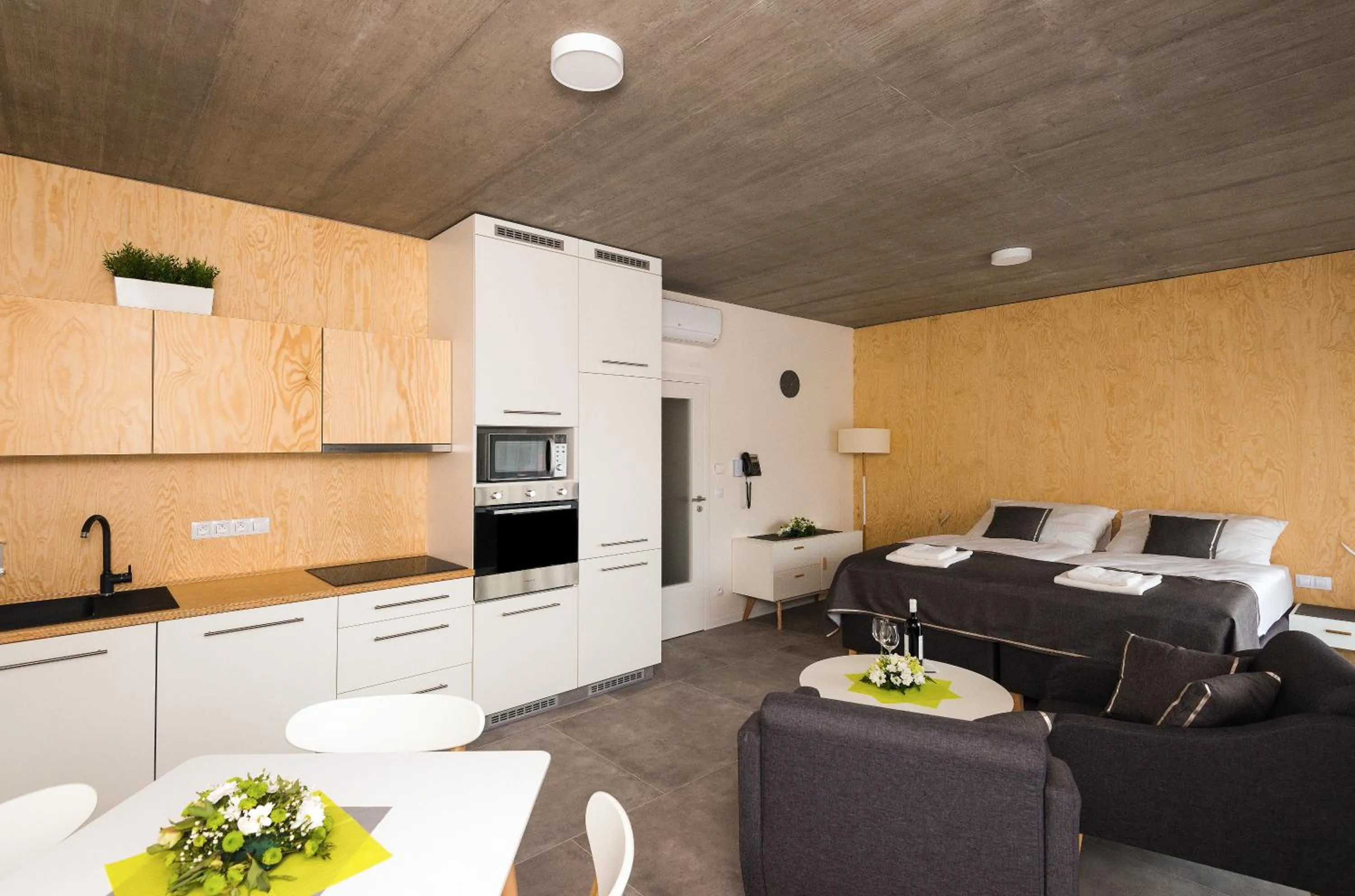 Business Studio with Balcony in Residence Trafick