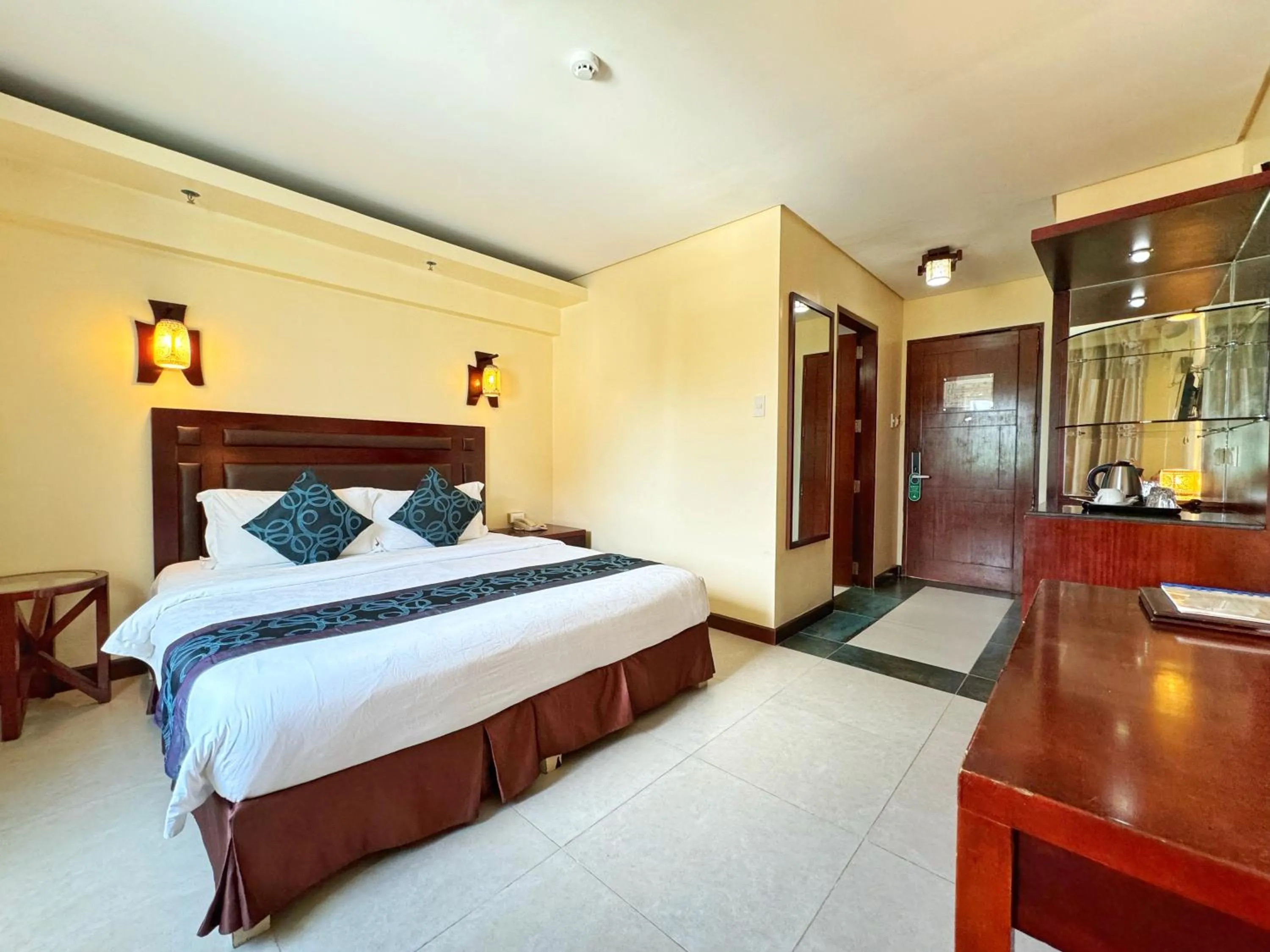 Deluxe King Room in Golden Phoenix Hotel Boracay
