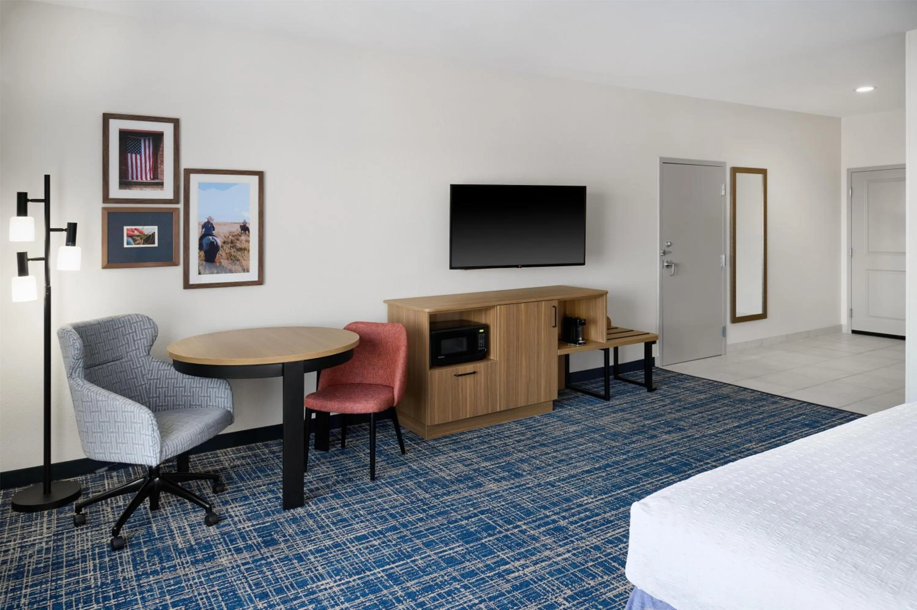 King Room with Accessible Tub - Mobility and Hearing Access/Non-Smoking in Hampton Inn Vernon