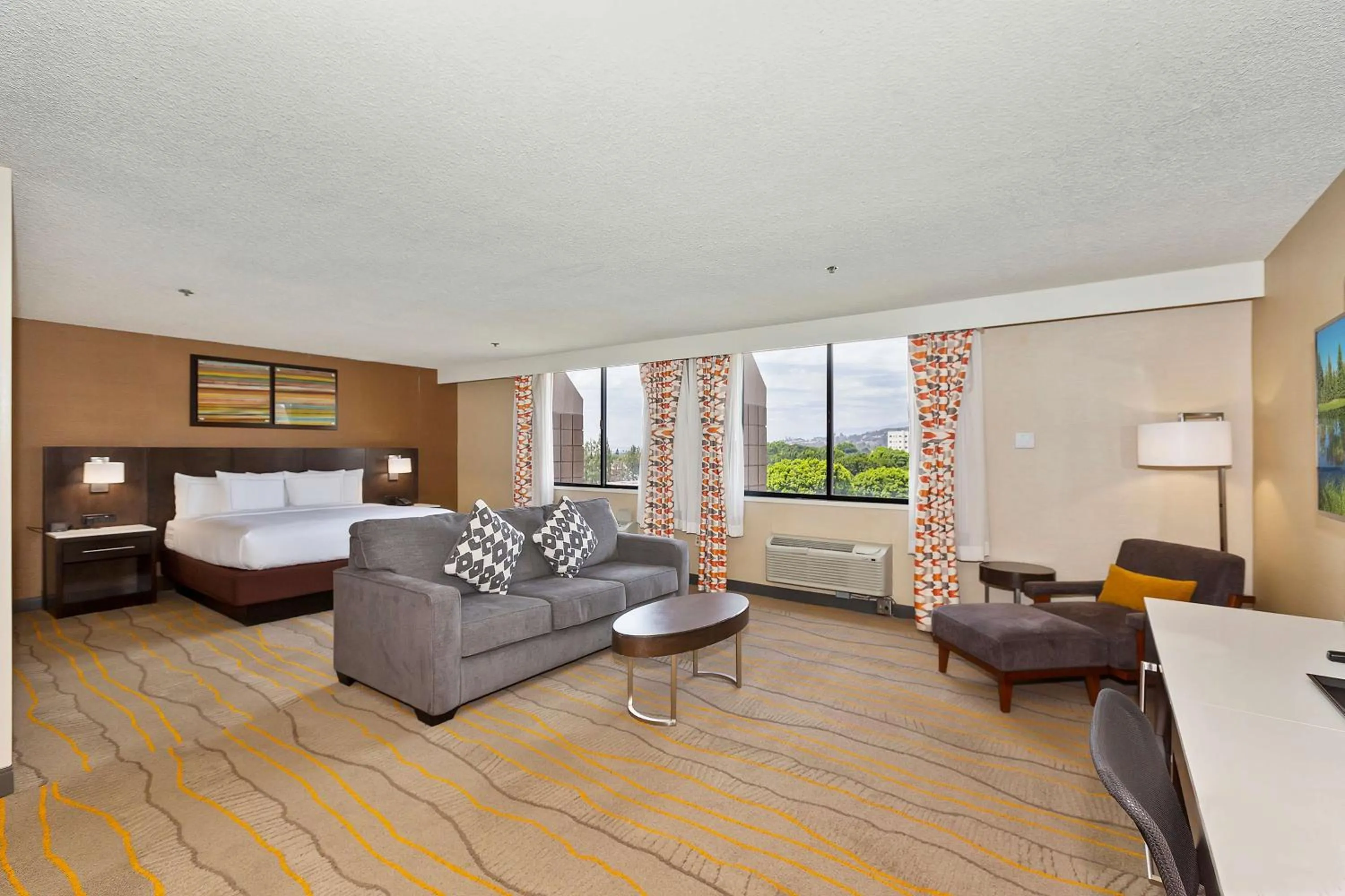 Junior King Suite with Seating Area - single occupancy in Doubletree by Hilton Whittier