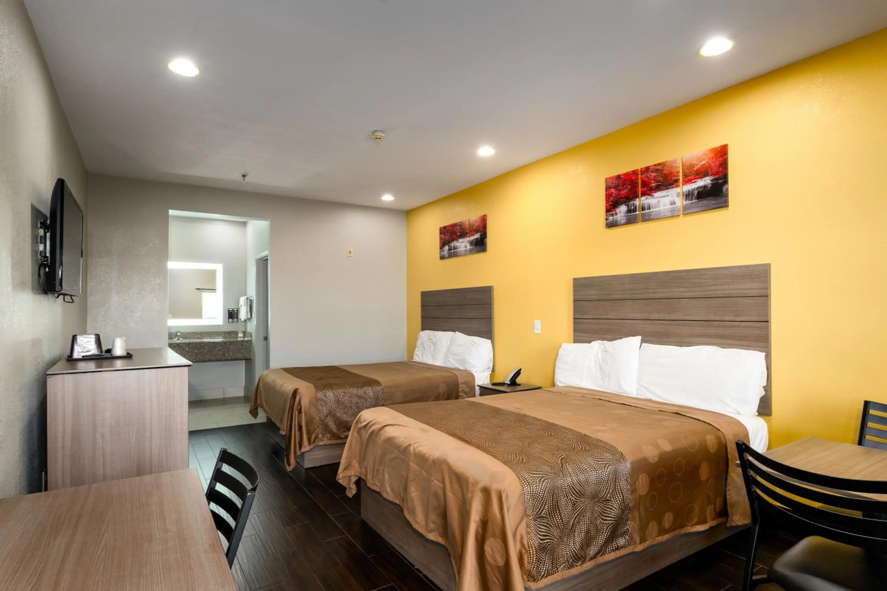 Queen Room in Moonlight Suites - Houston/George Bush Int'l Airport