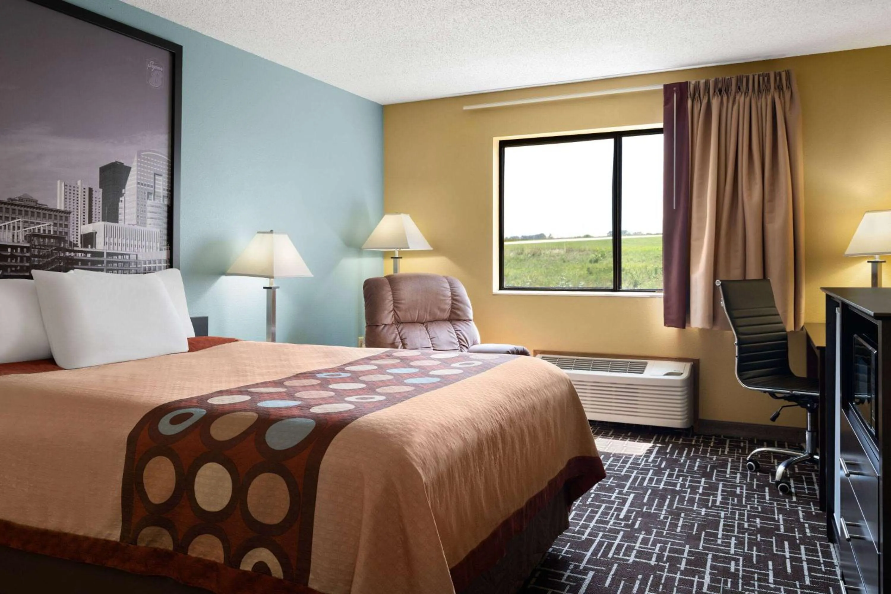 Queen Room - Disability Access/Non-Smoking in Super 8 by Wyndham Dyersville