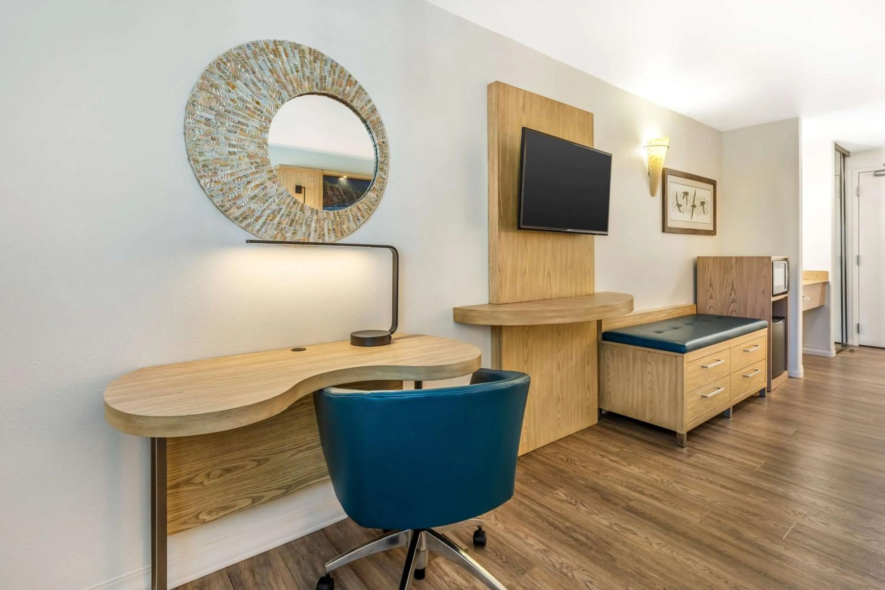 King Suite - Disability Access/Non-Smoking in Best Western Plus Capitola By-the-Sea Inn & Suites