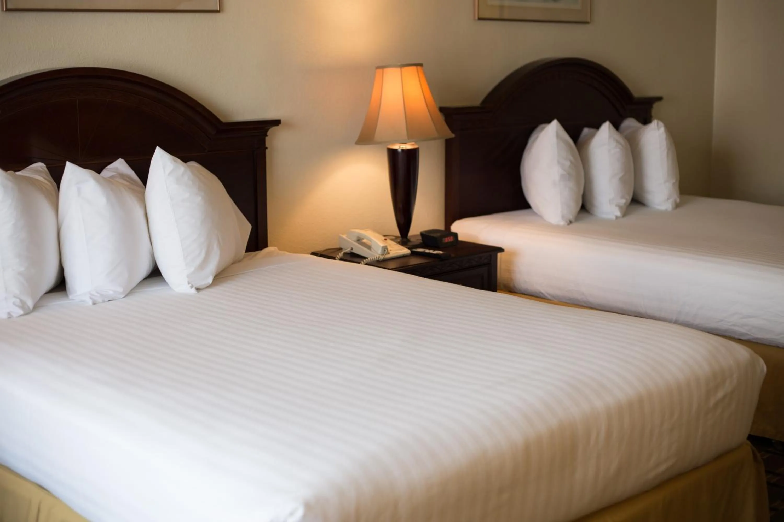 Queen Room with Two Queen Beds in Queens Inn Anaheim