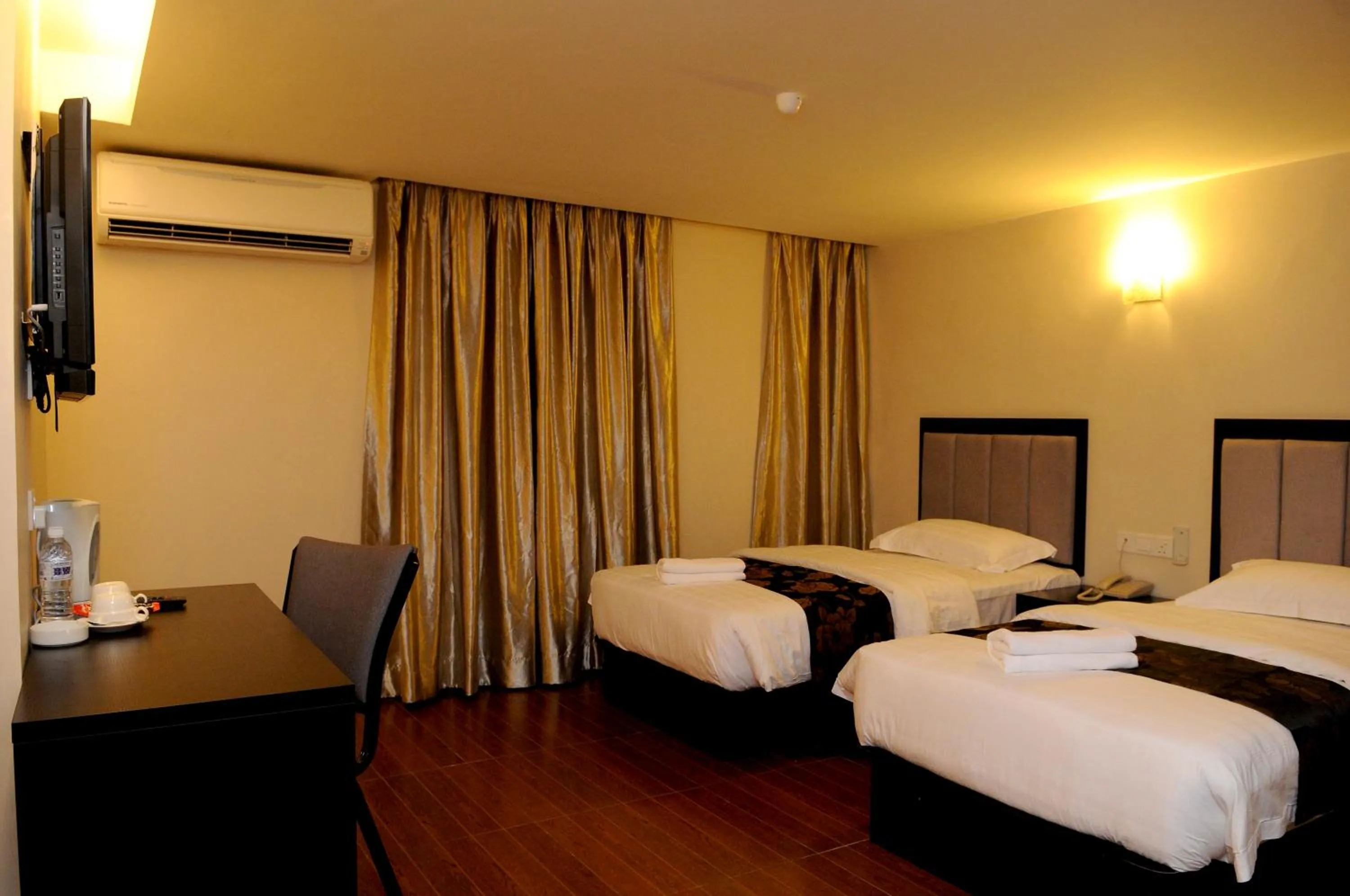 Deluxe Twin Room in KK Waterfront Hotel