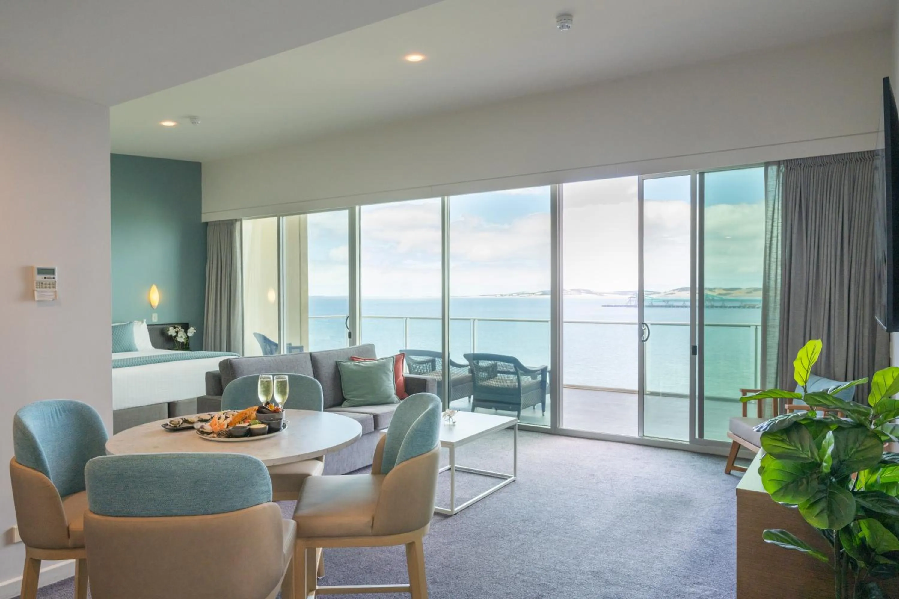 Luxury Suite with Ocean View in Port Lincoln Hotel