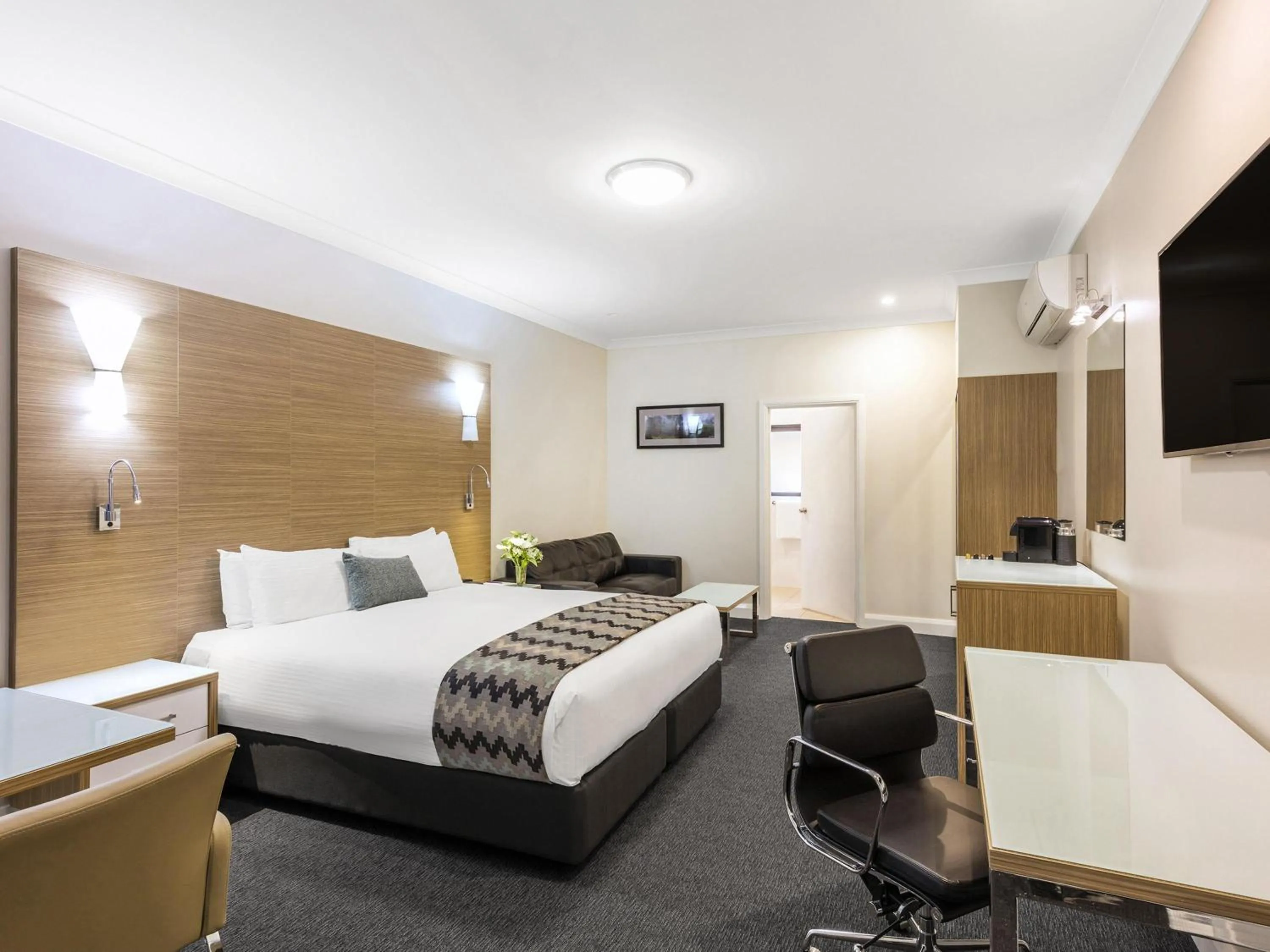 Privilege King Room in Mercure Goulburn