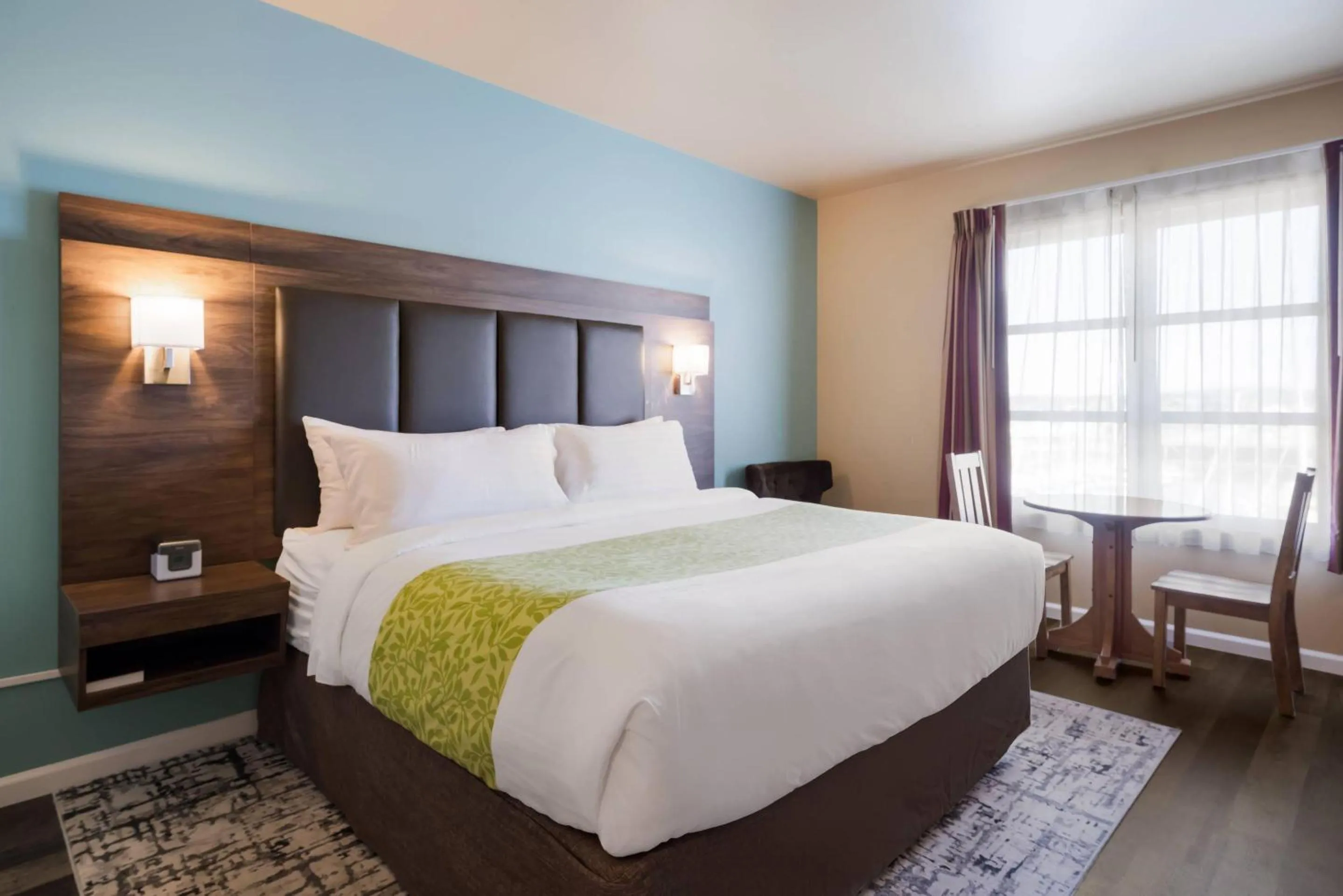 King Room with Marina View in Inn at Port Gardner-Everett Waterfront, Ascend Hotel Collection