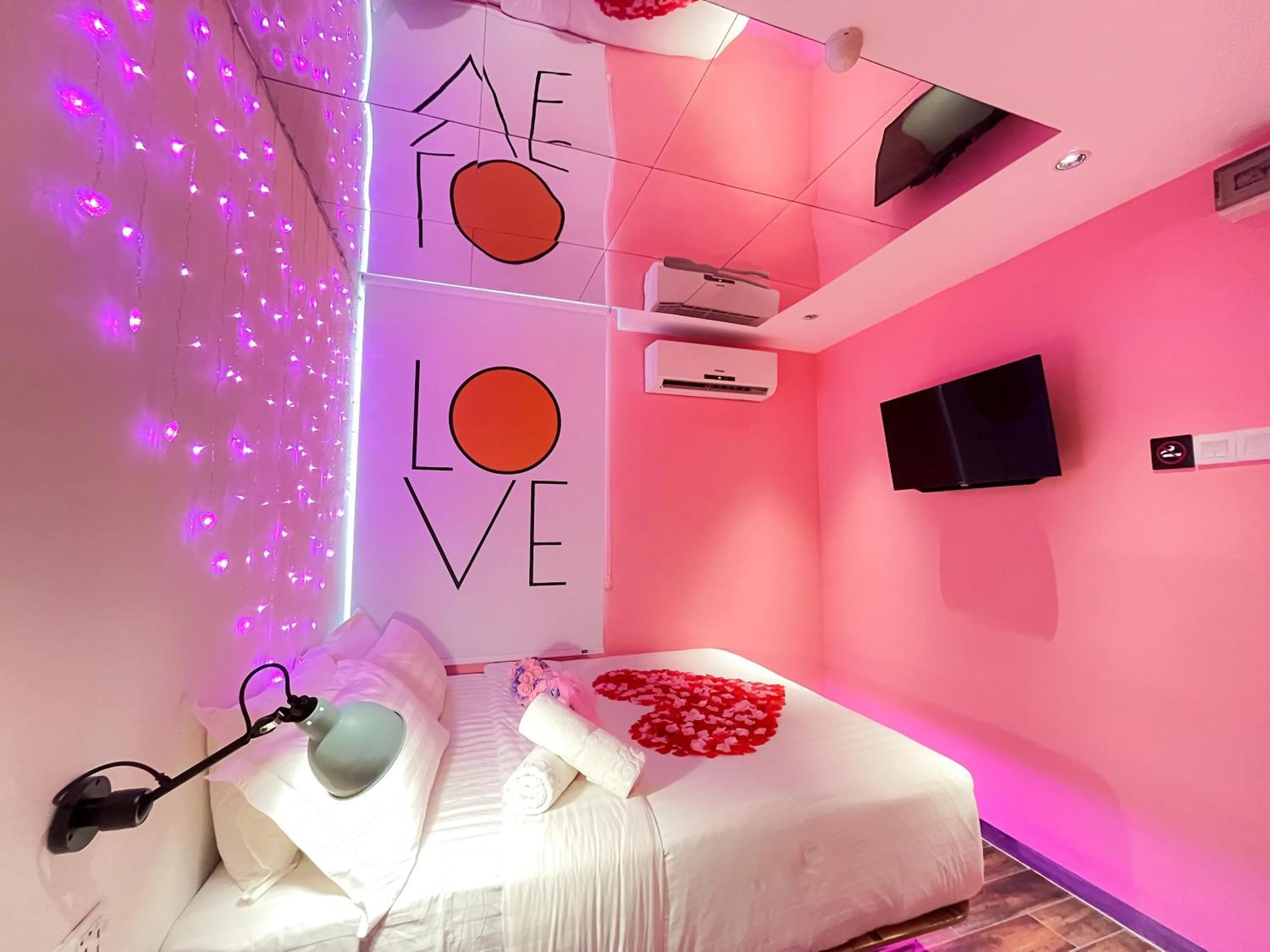 Romantic Themed Room in Apple 1 Hotel Queensbay