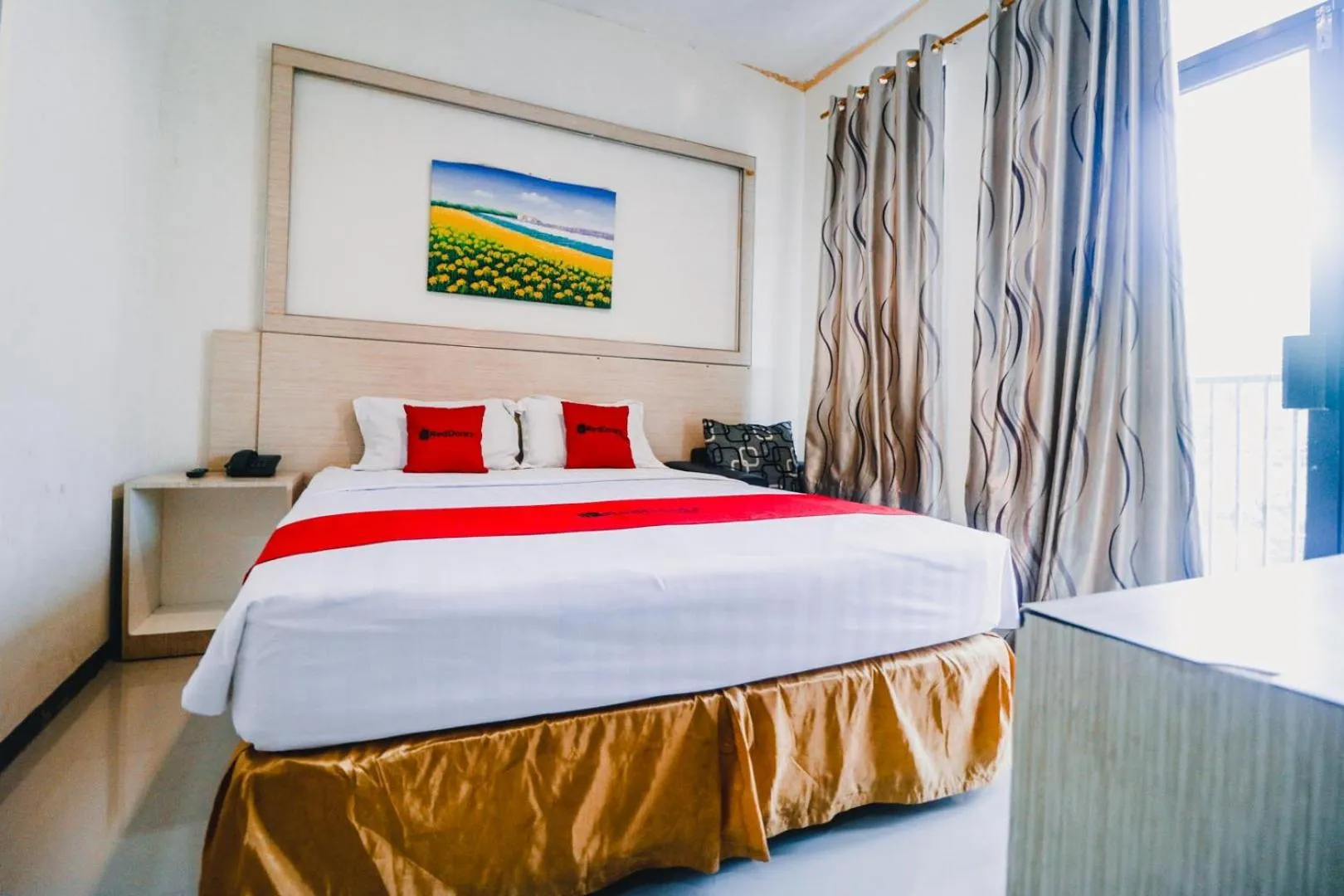 Deluxe Room in RedDoorz Plus near Sultan Hasanuddin Airport