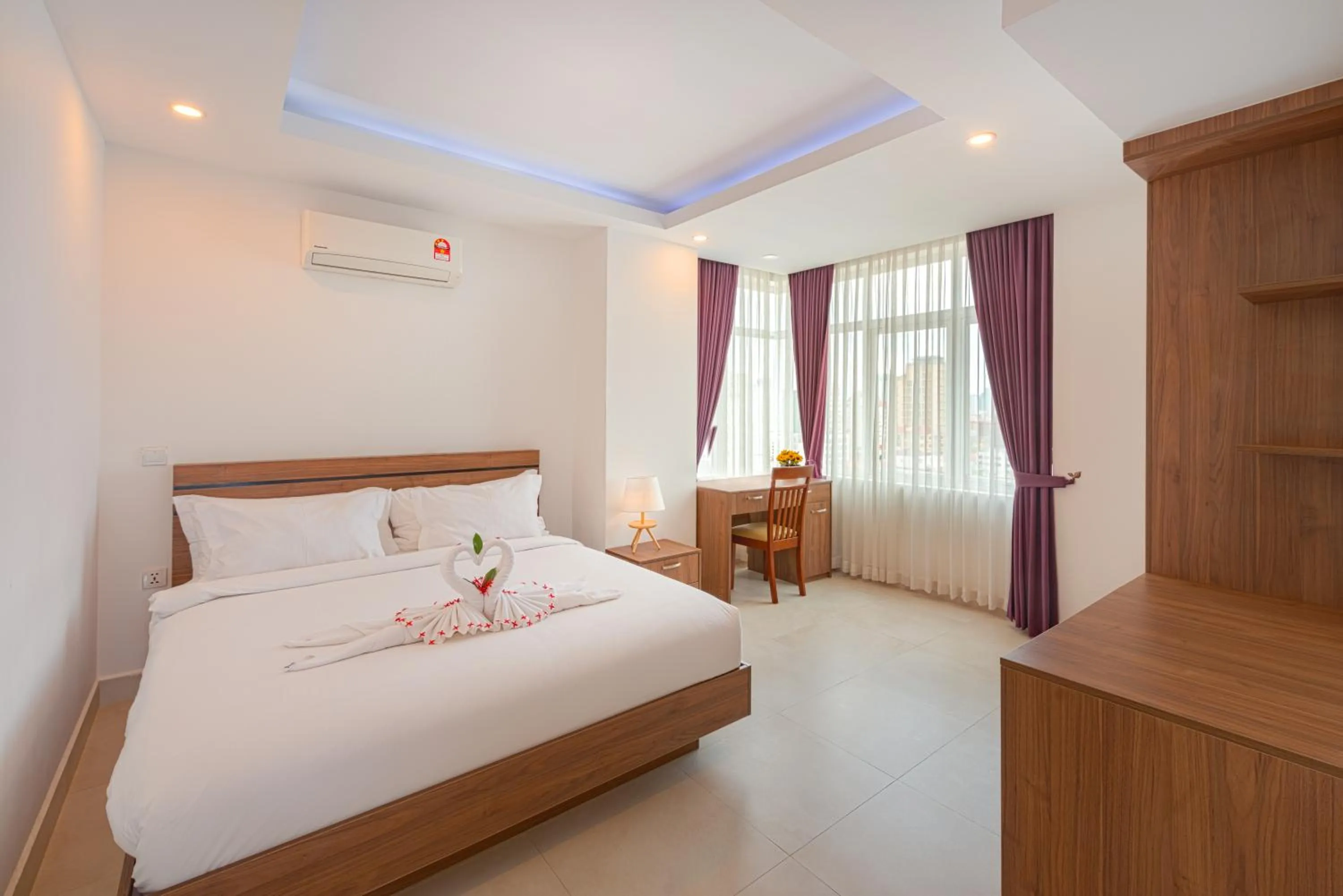 Deluxe King Room - single occupancy in Queen Mansion