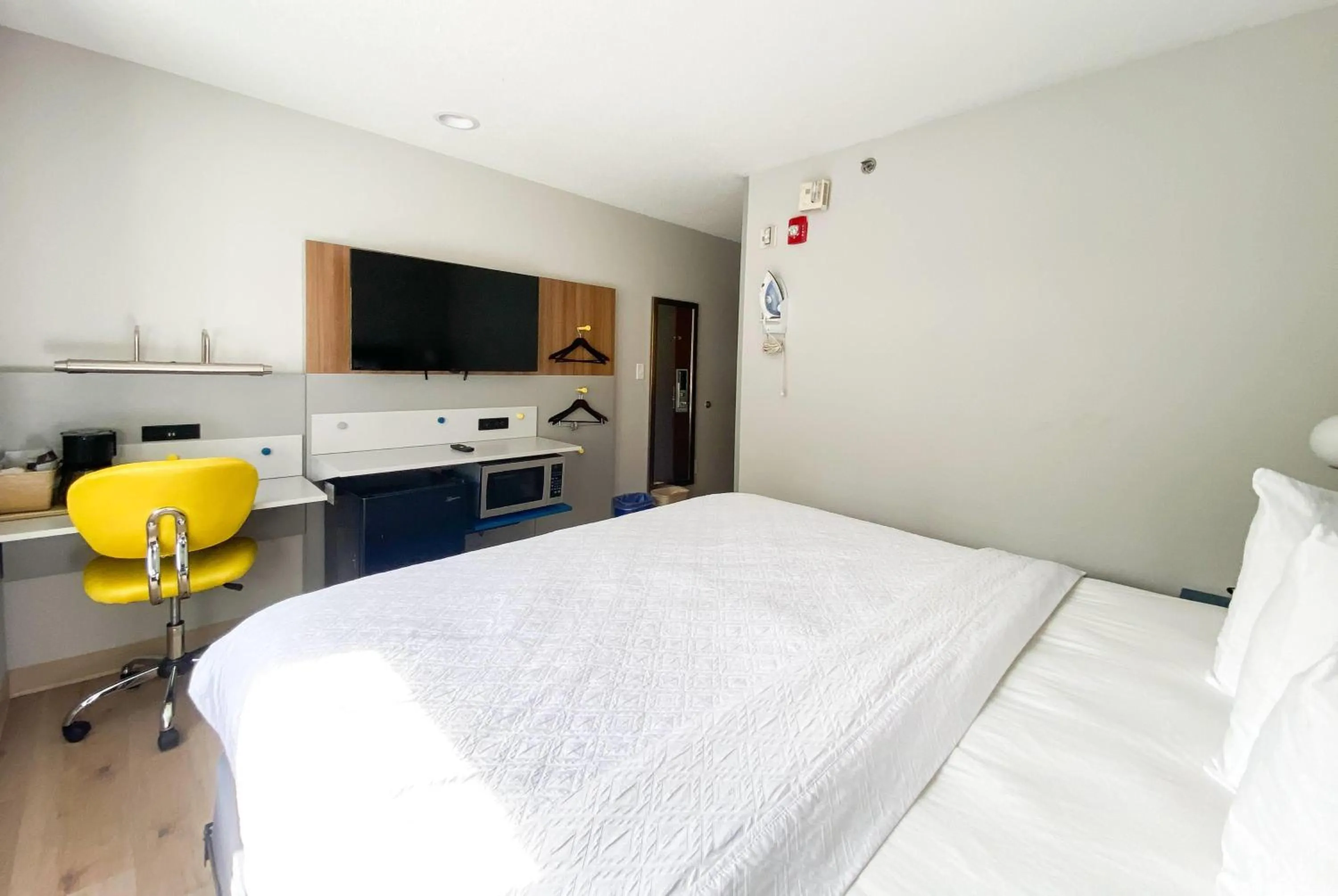 Queen Room - Disability Access - Non-Smoking in Microtel Inn & Suites by Wyndham Columbia