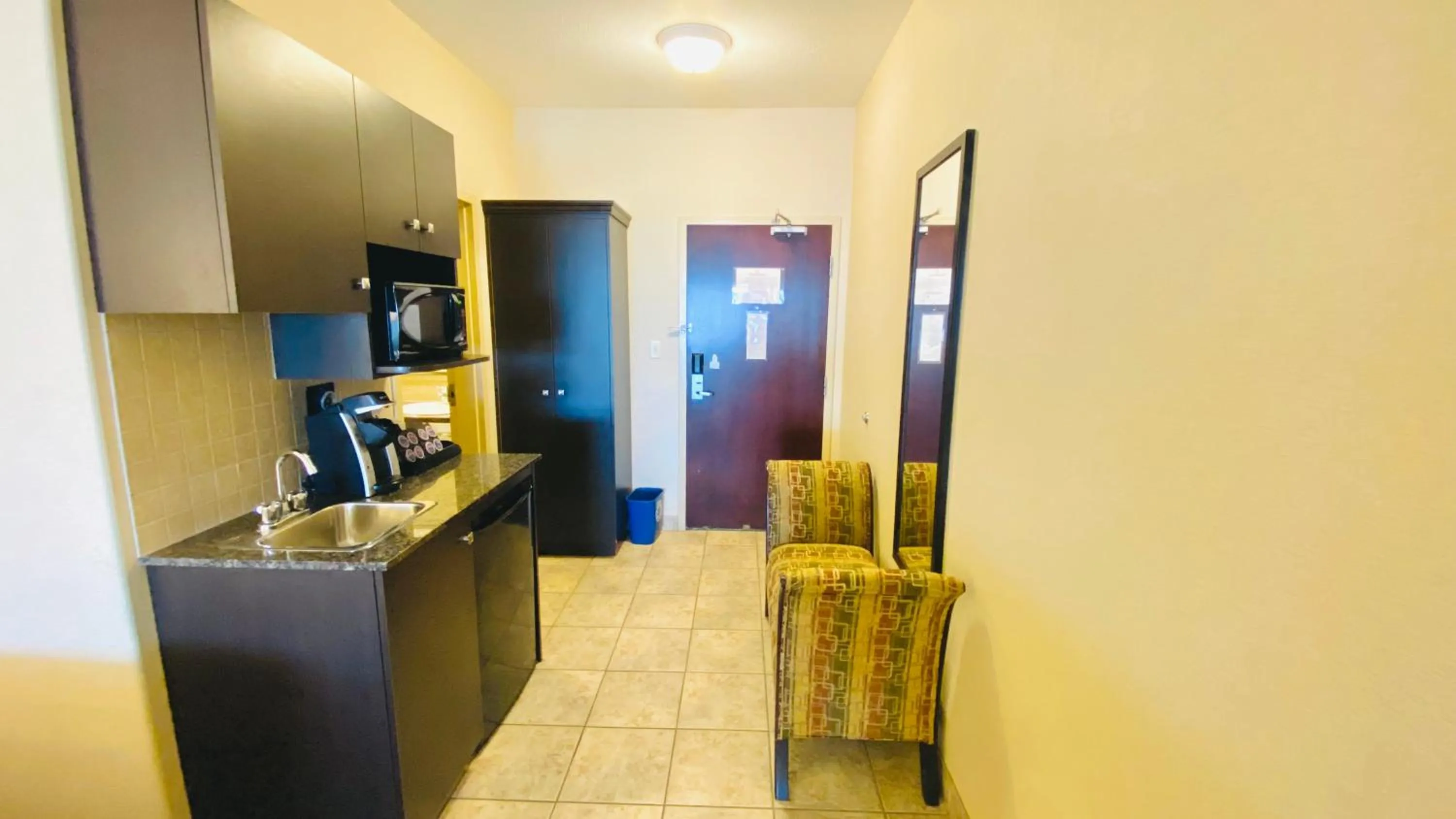  1 Queen Bed Suite Non-Smoking in Ramada by Wyndham Westlock