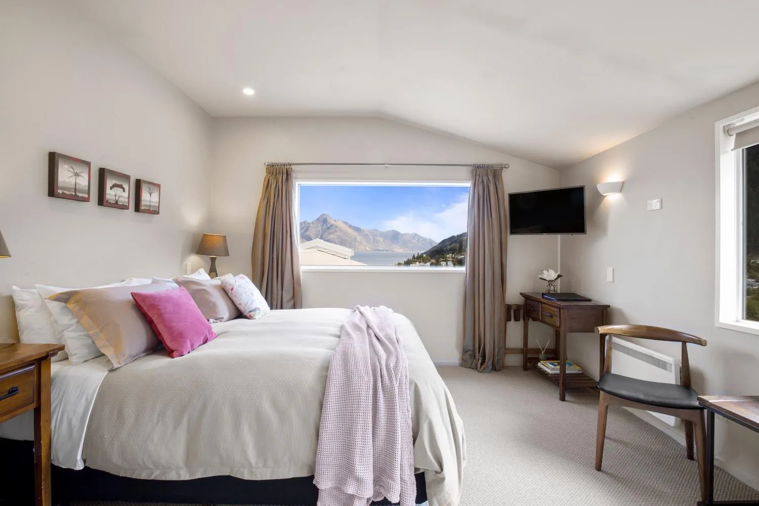 Superior Double Room in Queenstown House Bed & Breakfast and Apartments