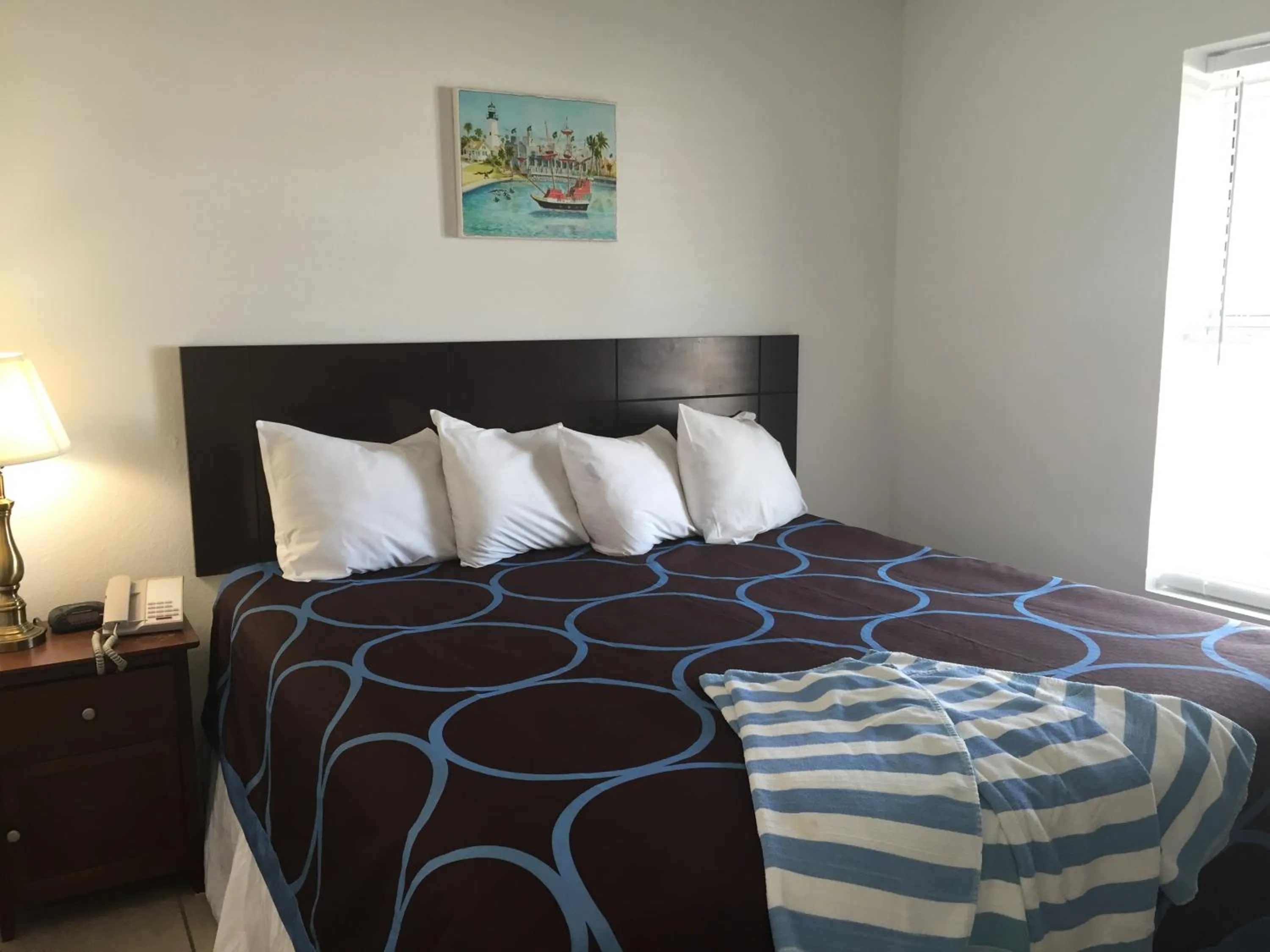 One-Bedroom King Suite with Sofa Bed in Port Isla Inn