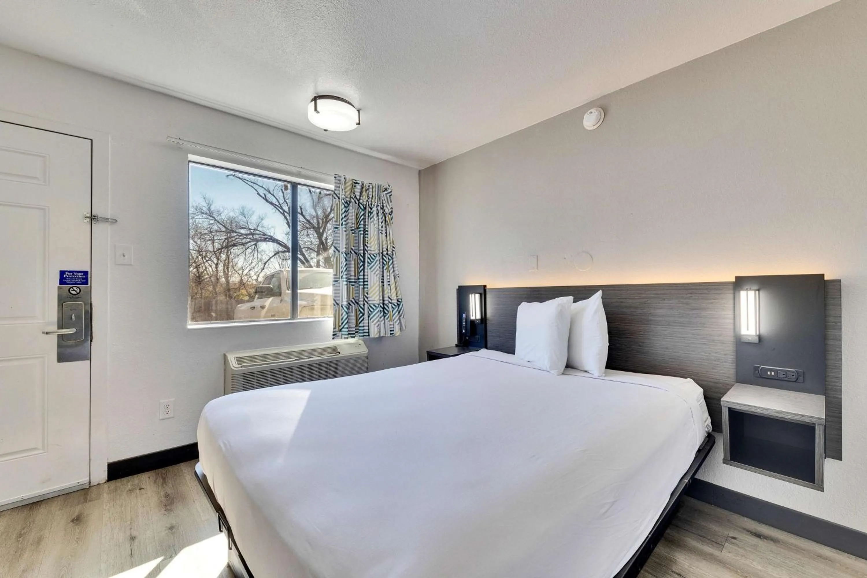 Deluxe Queen Room in Motel 6-Austin, TX - Airport - South