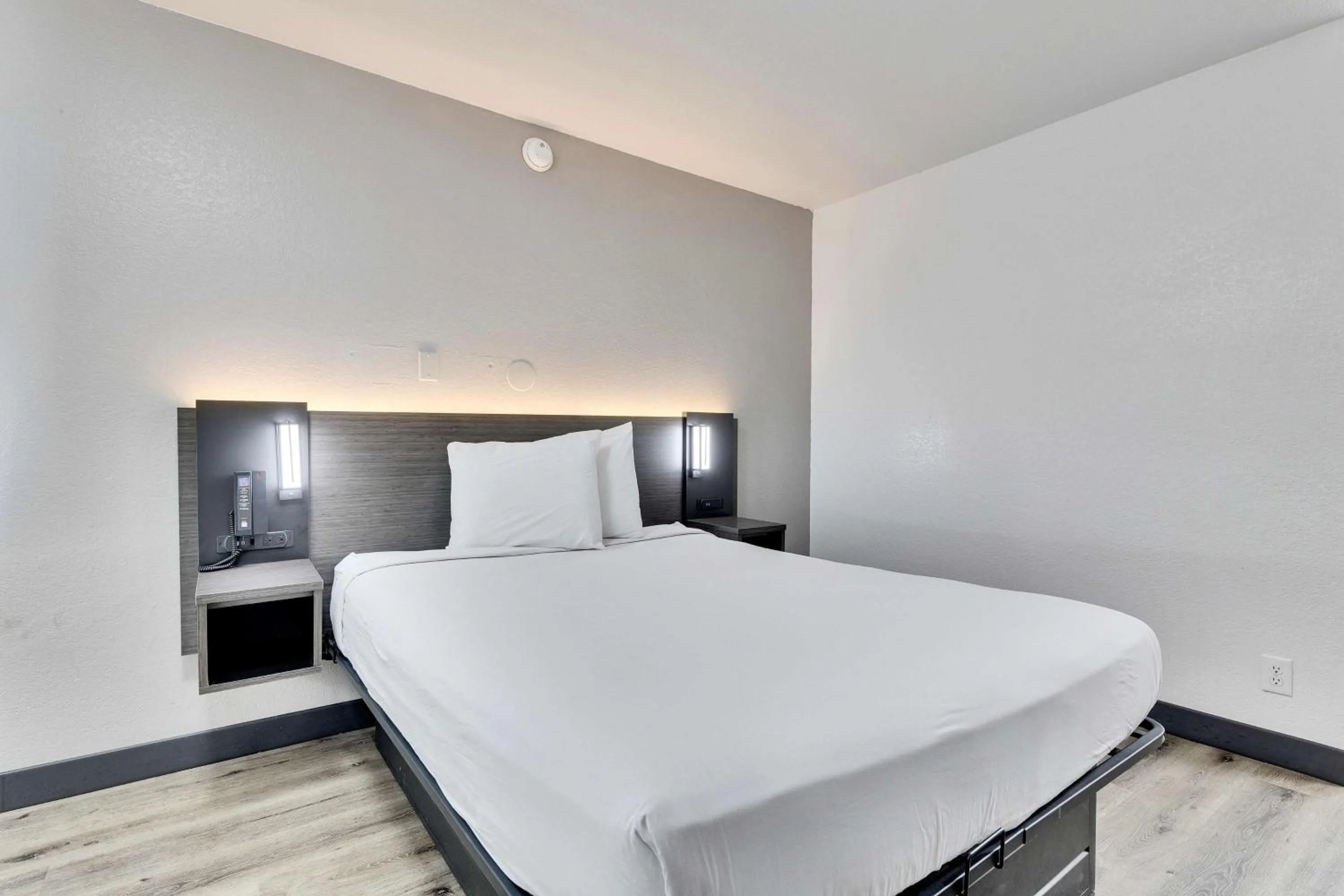 Double Room - Disability Access - Roll In Shower in Motel 6-Austin, TX - South - Airport