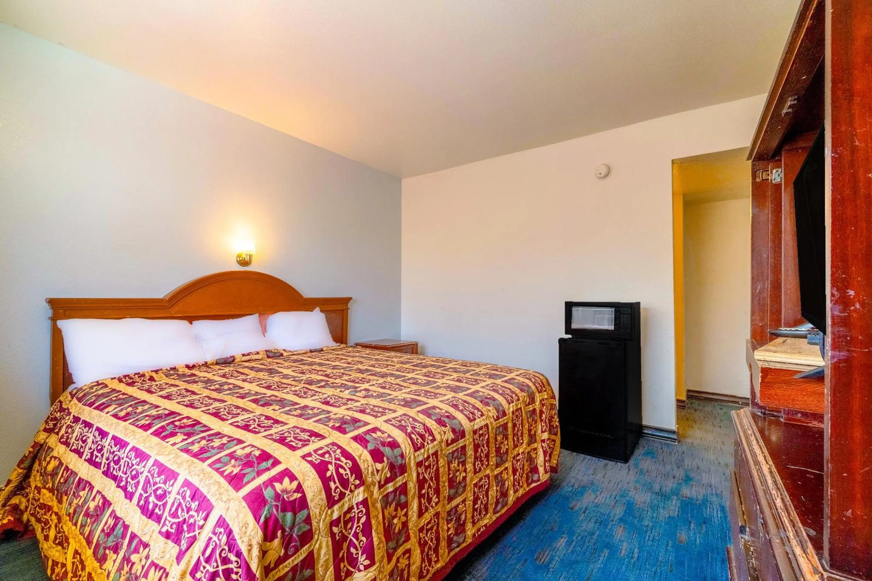 King Bed in Castle Inn & Suites By OYO Chickasha