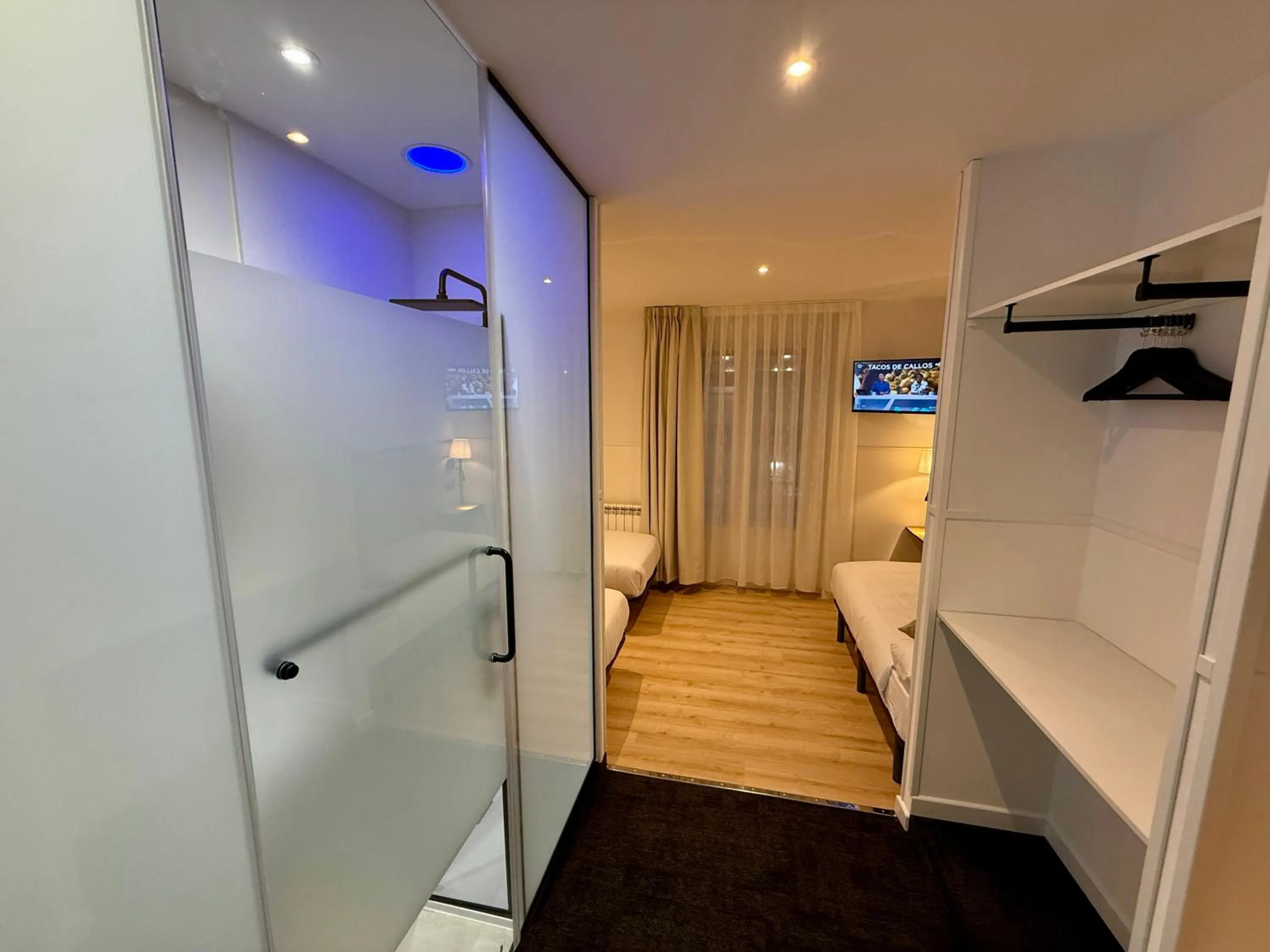 Triple Room with Balcony and Views in Mucho Madrid