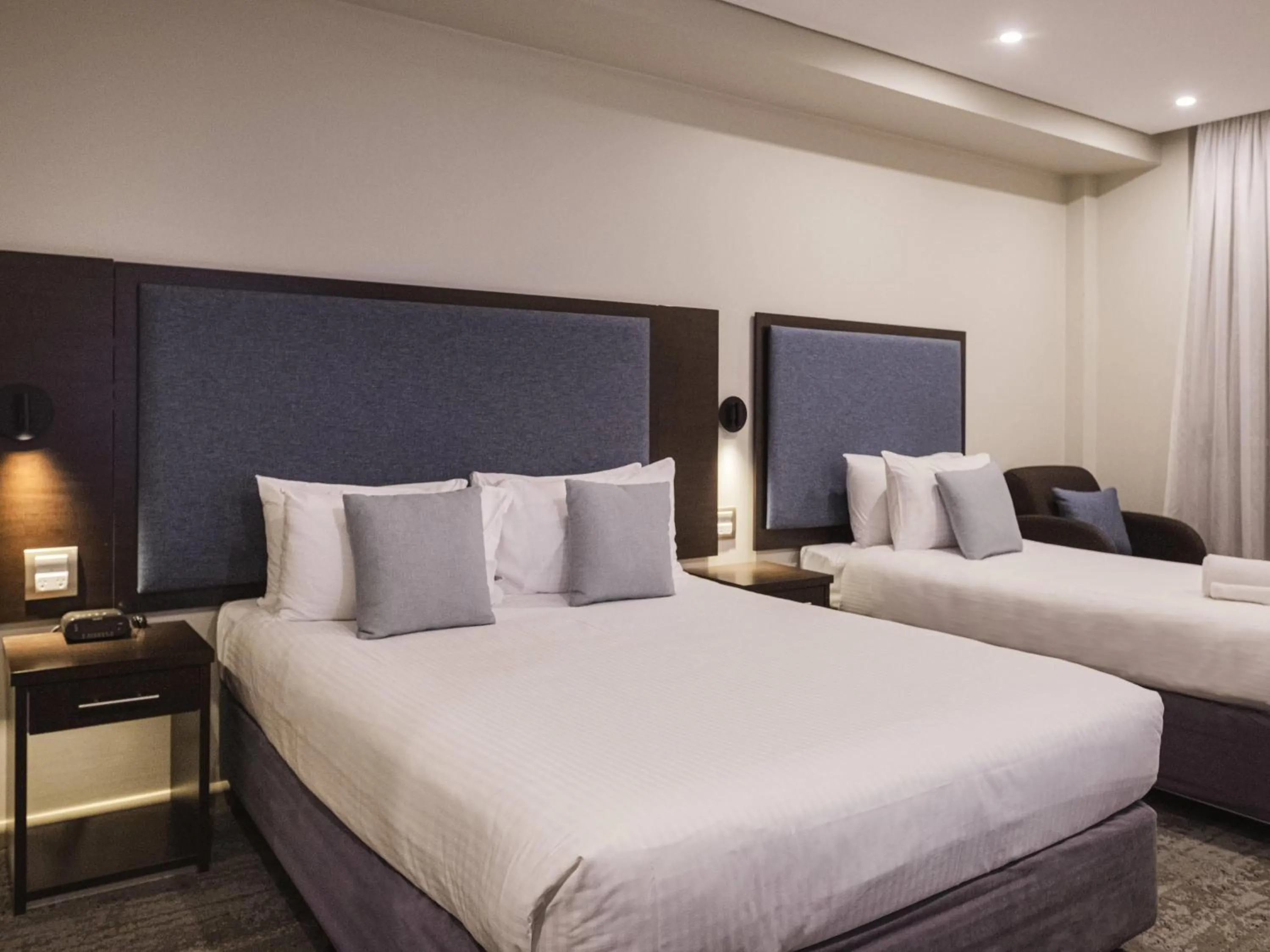 Queen Room with Sofa Bed and Balcony in Mercure Centro Port Macquarie