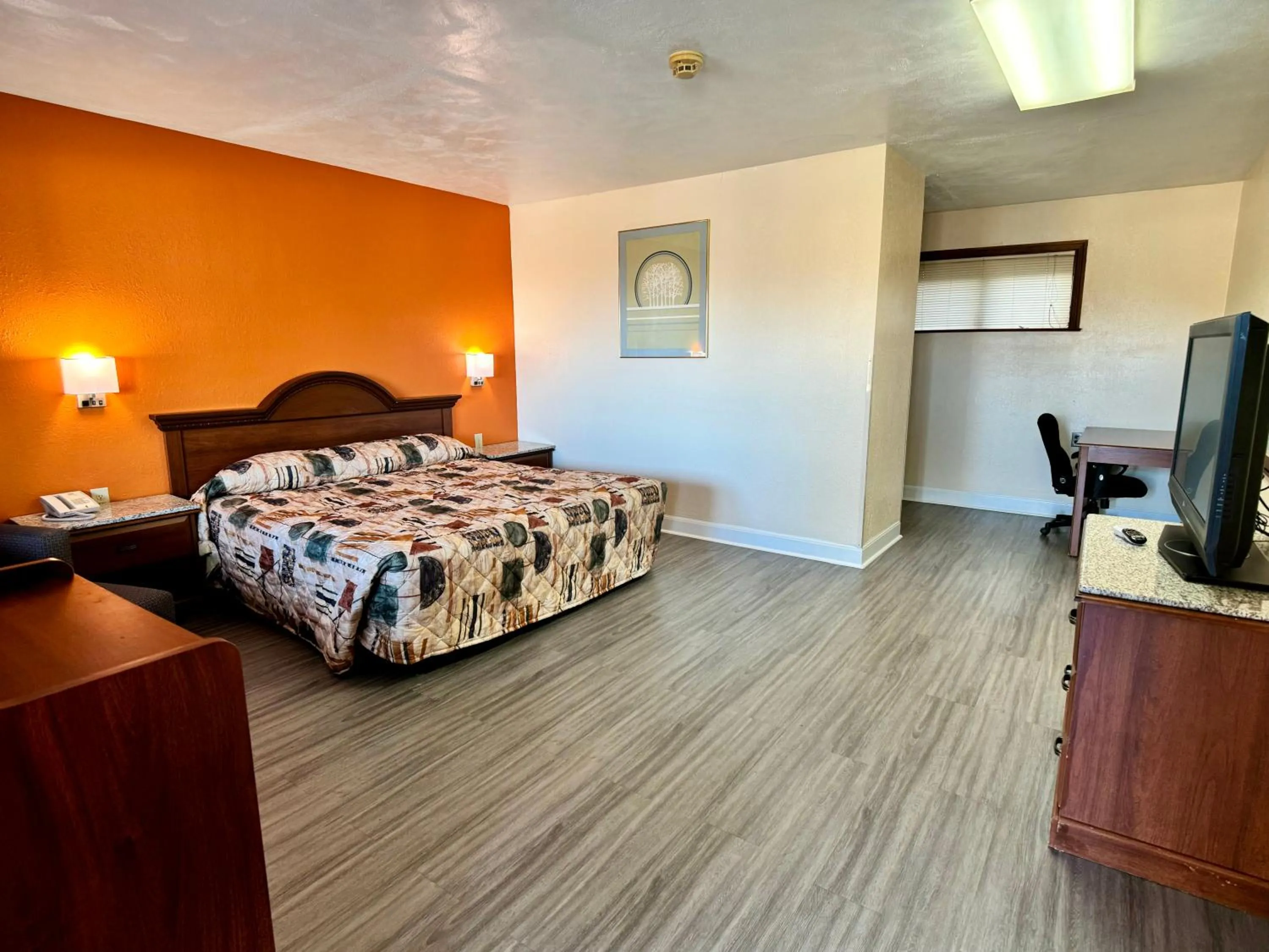 King Room - Non-Smoking in Knights Inn Galax