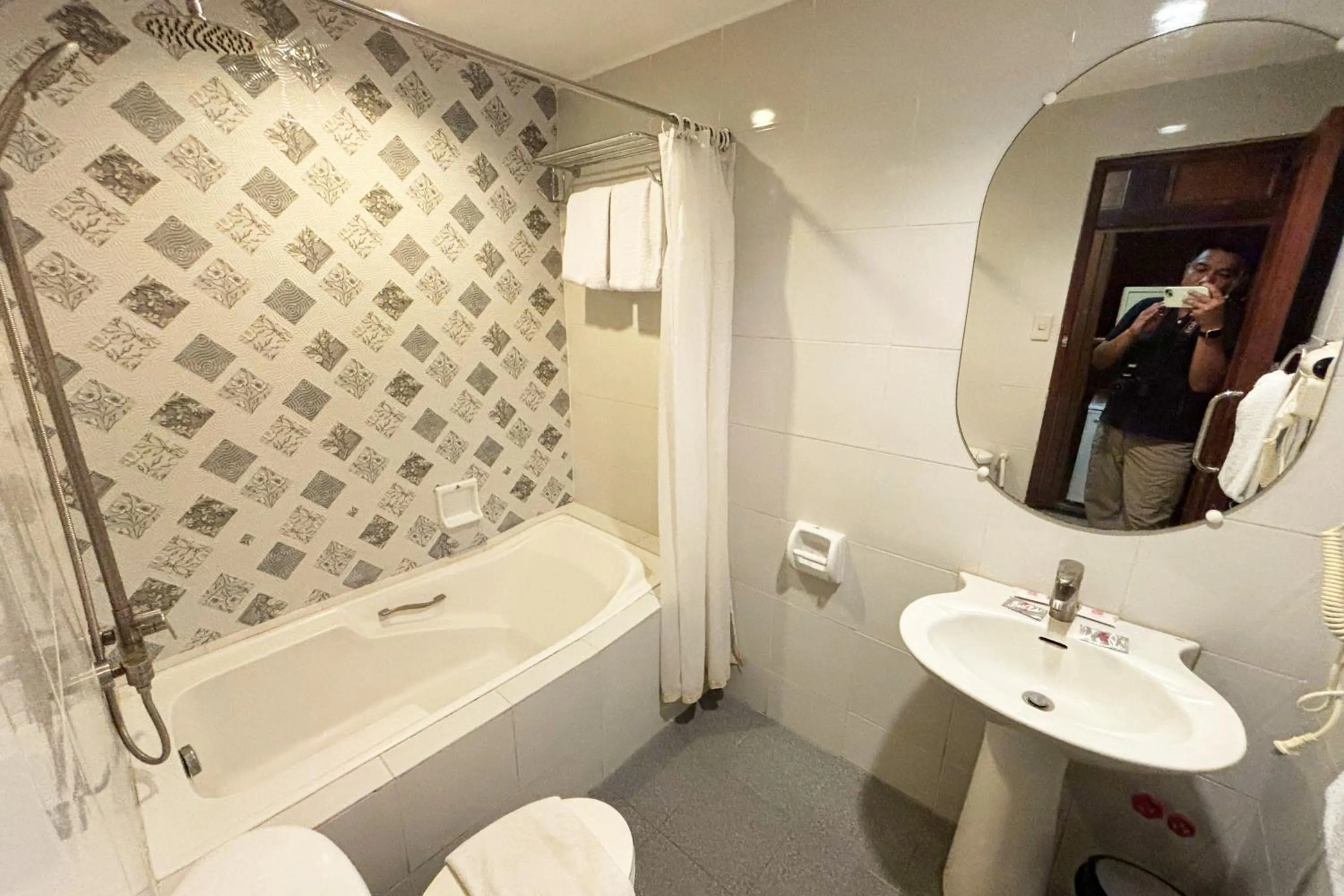 Executive Suite in Camelot Hotel Quezon City powered by Cocotel