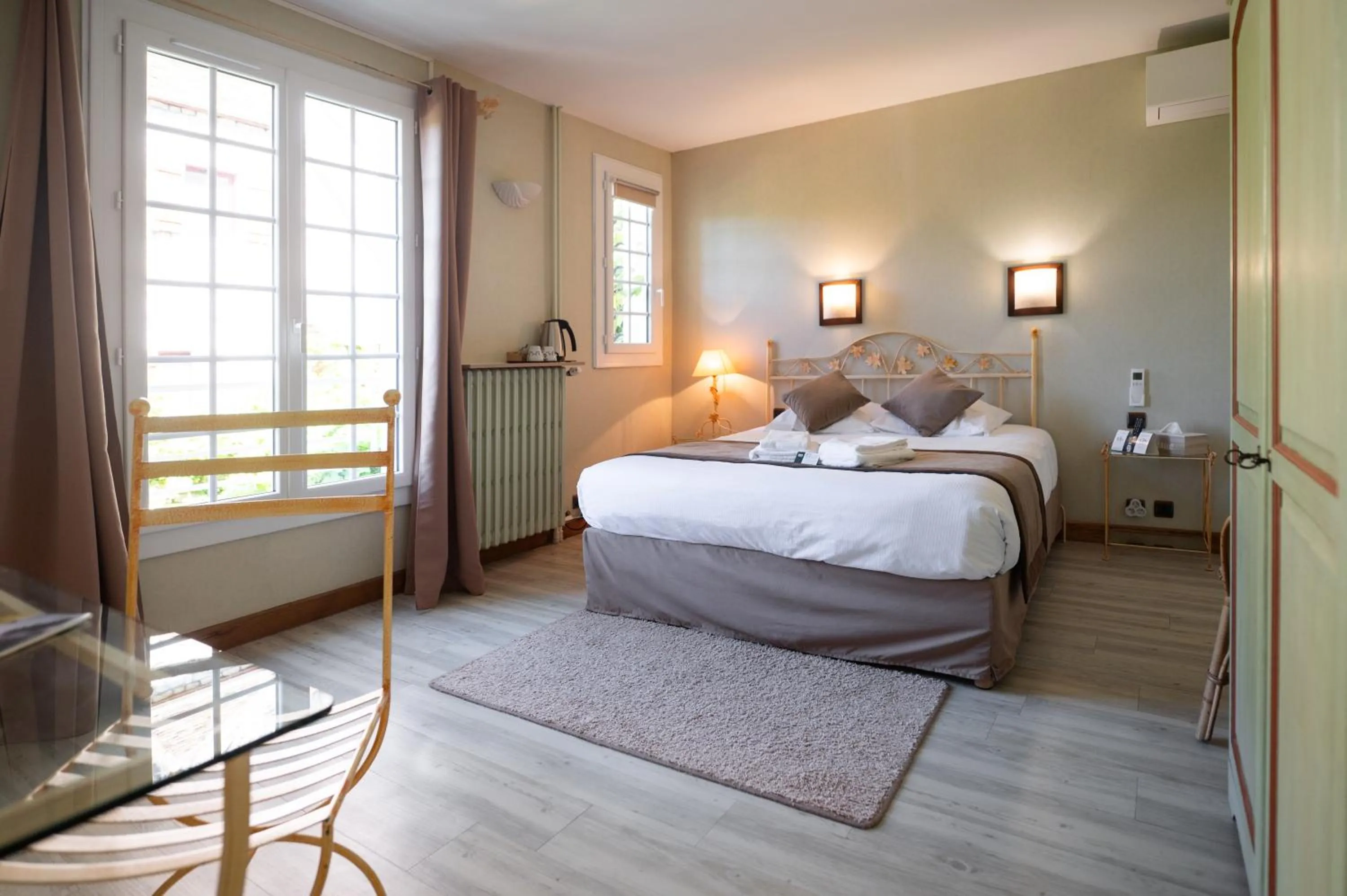 Superior Double Room in Logis Hôtels - Hôtel Restaurant Domaine Les Falaises