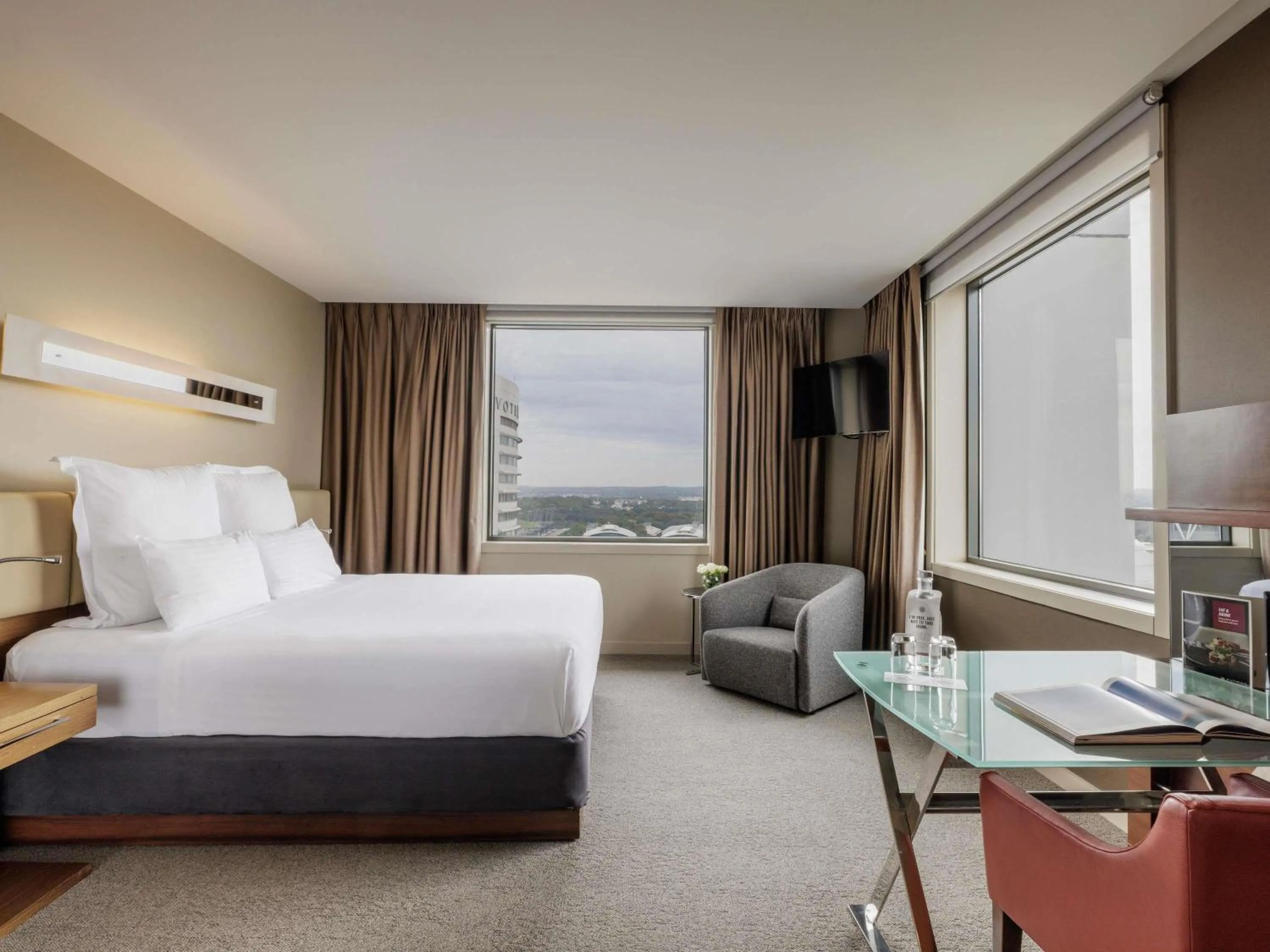 Deluxe King Room in Pullman Sydney Olympic Park