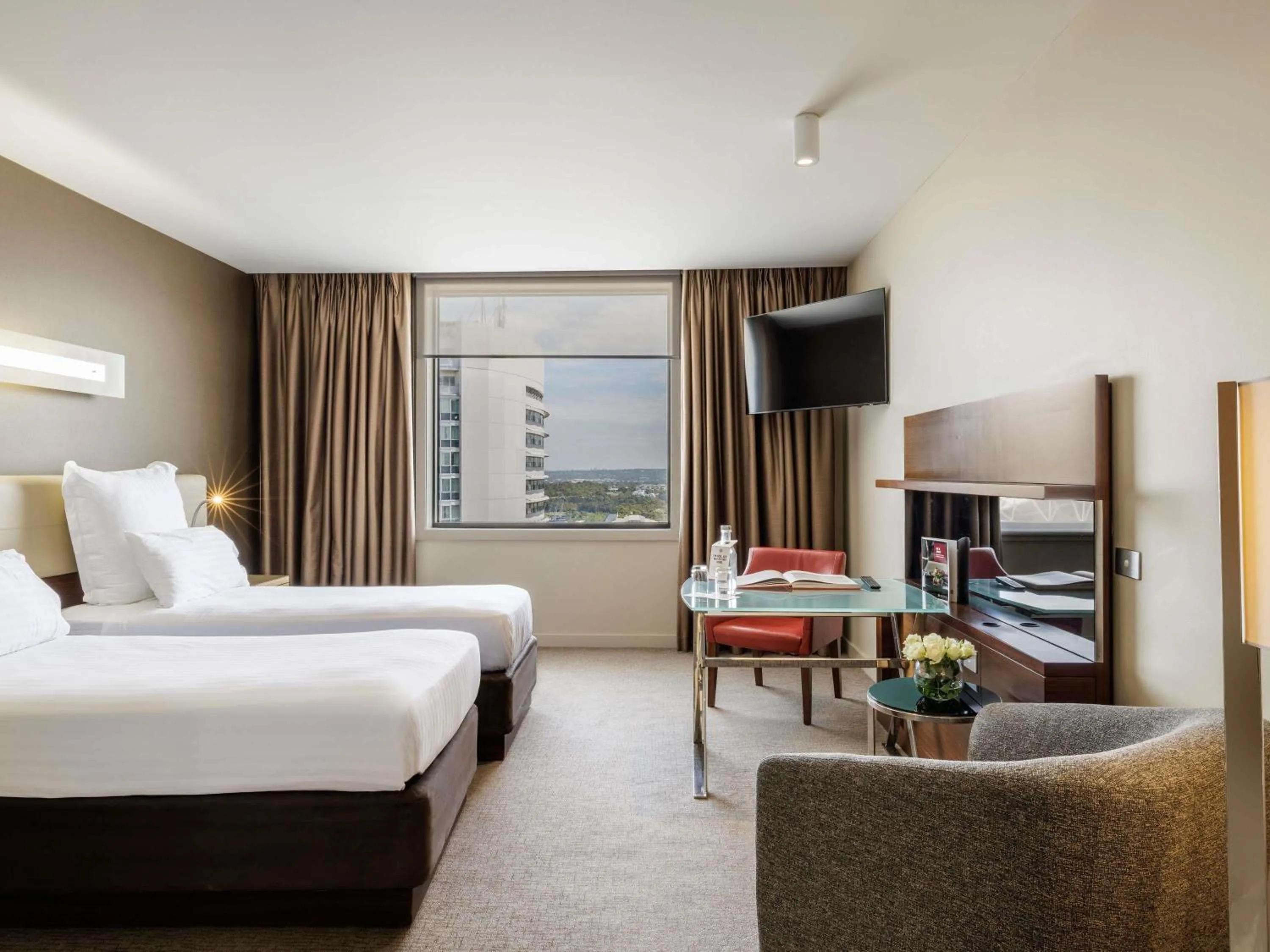 Deluxe Twin Room in Pullman Sydney Olympic Park