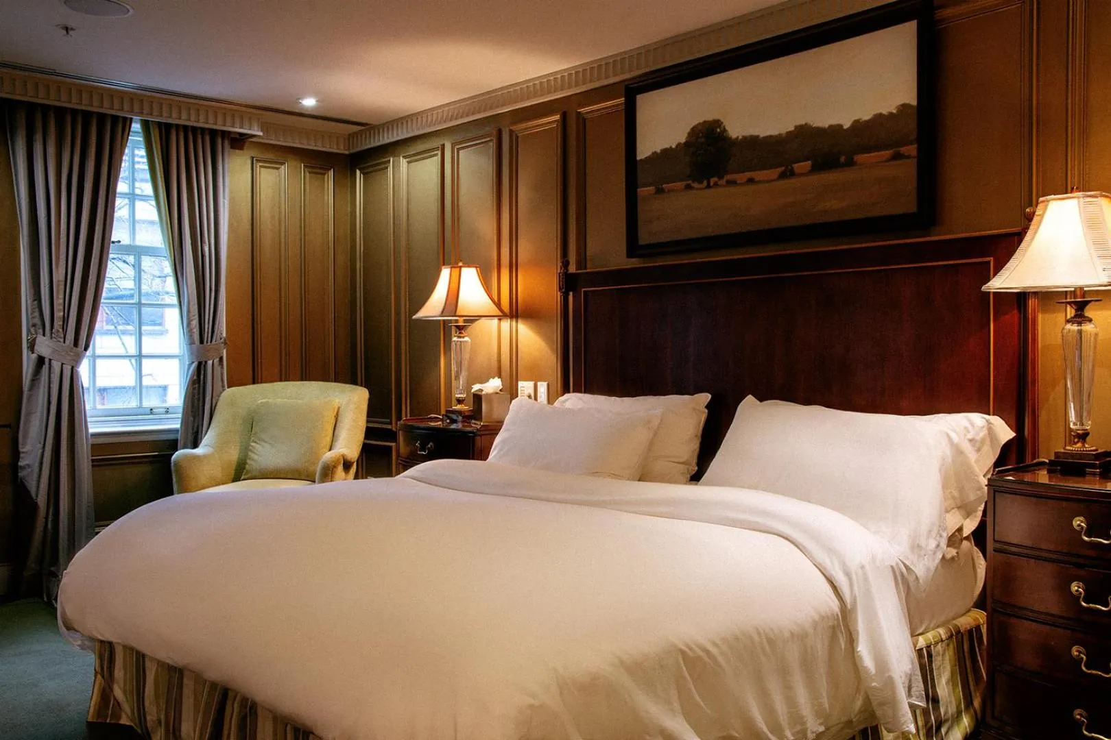 Deluxe One-Bedroom Suite in Windsor Arms Hotel