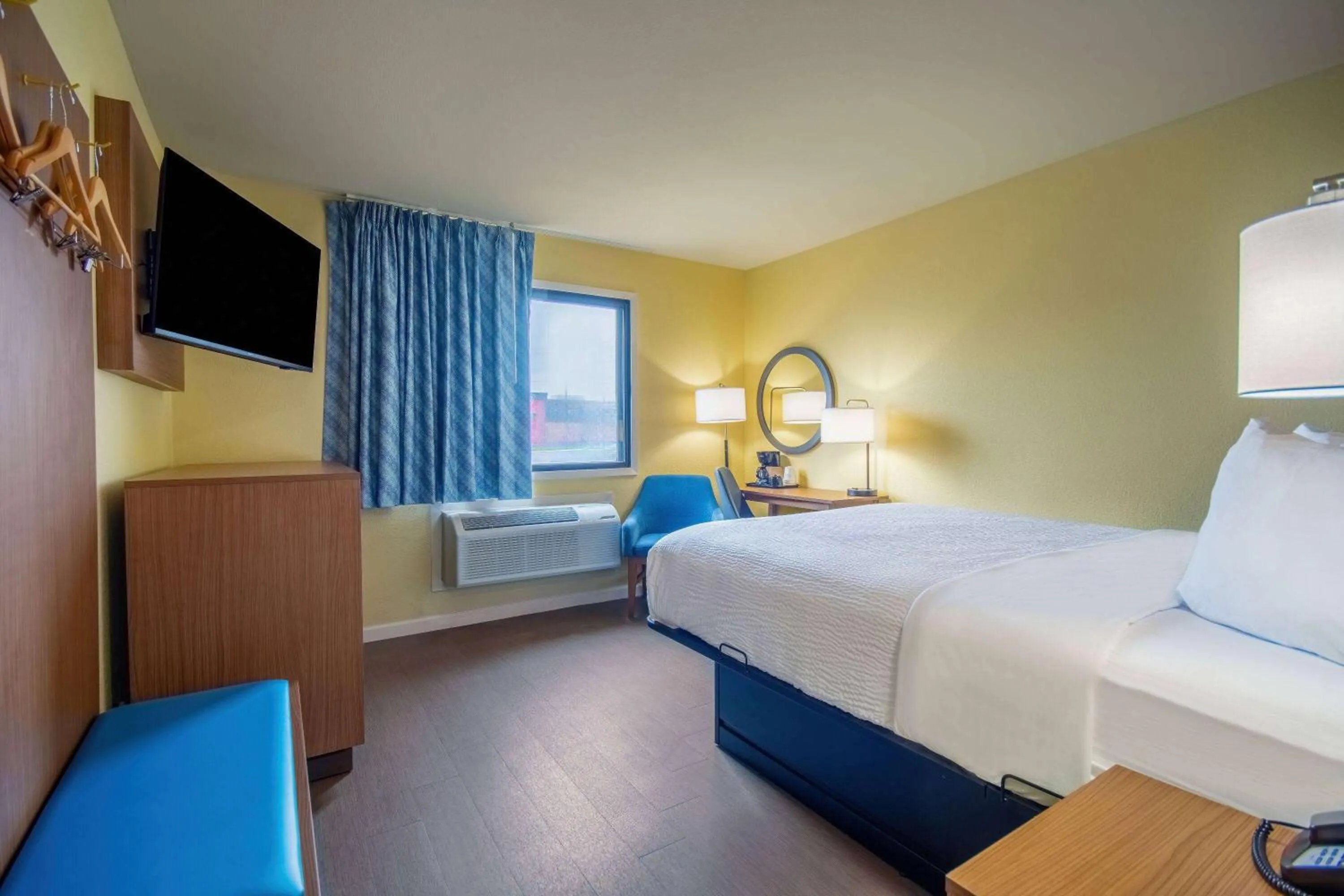 Queen Room - Non-Smoking in Days Inn & Suites by Wyndham Waterloo