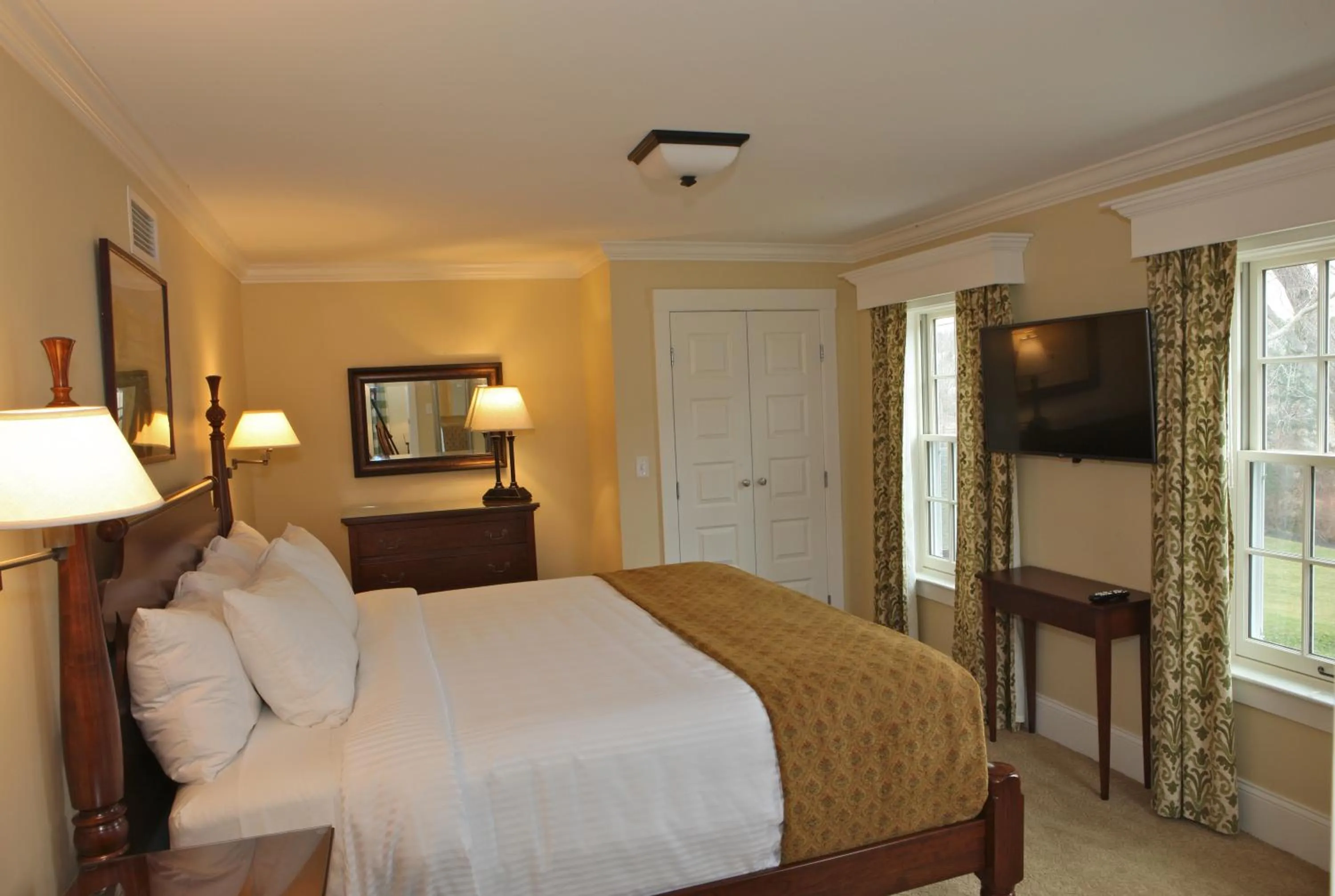 King Suite in Publick House Historic Inn and Country Motor Lodge