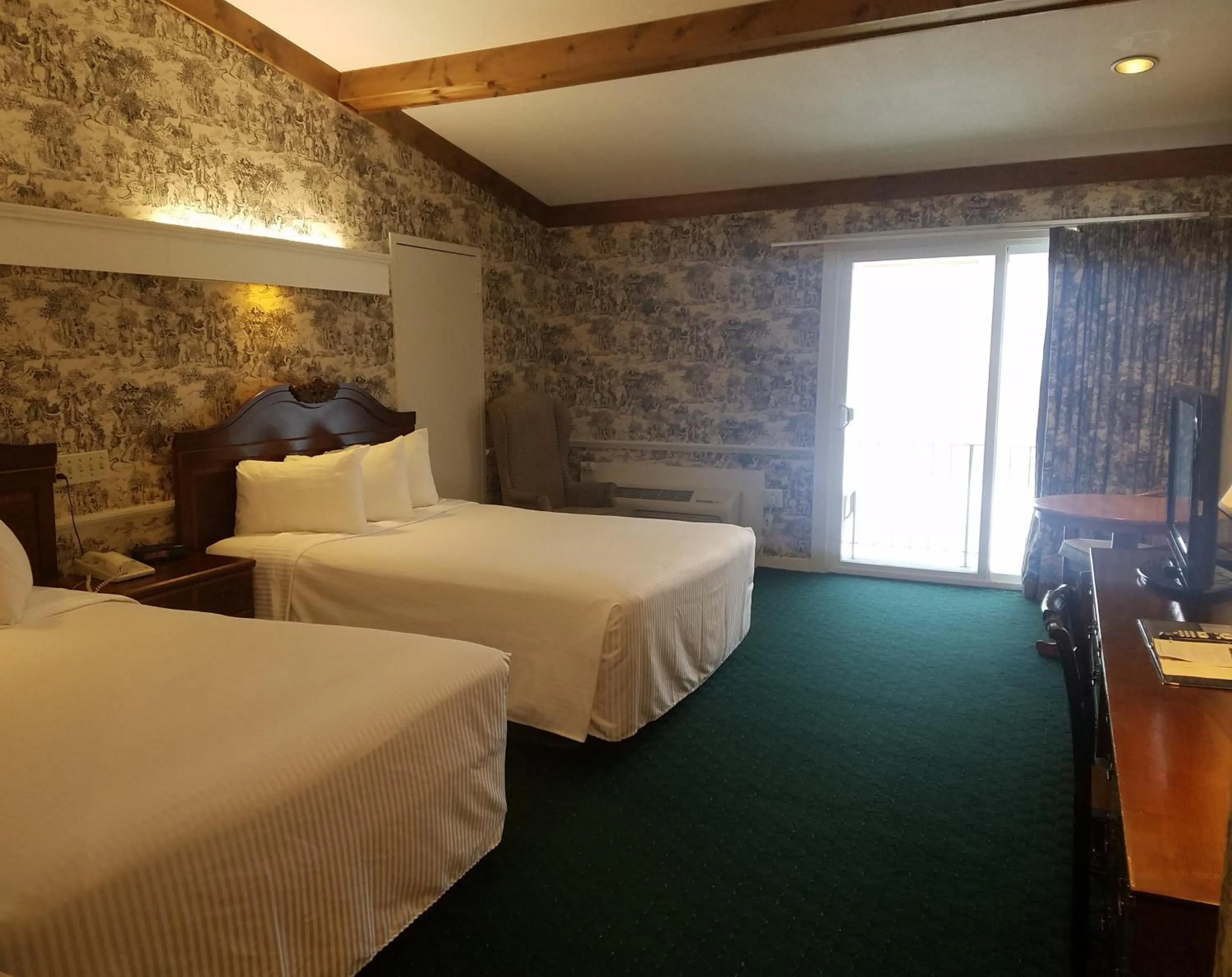 Queen Room with Two Queen Beds in Publick House Historic Inn and Country Motor Lodge