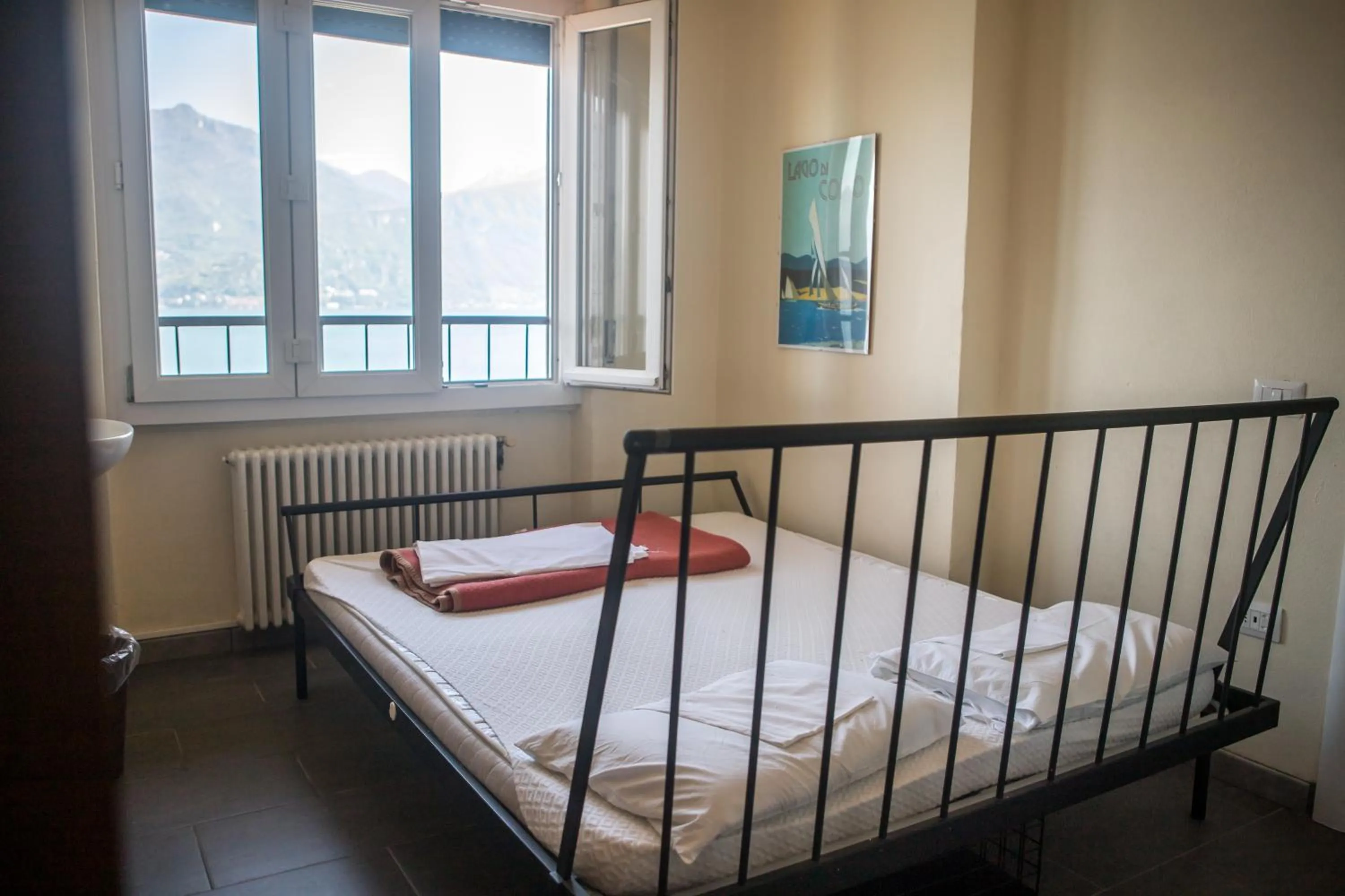 Double Room - single occupancy in Lake Como Hostel