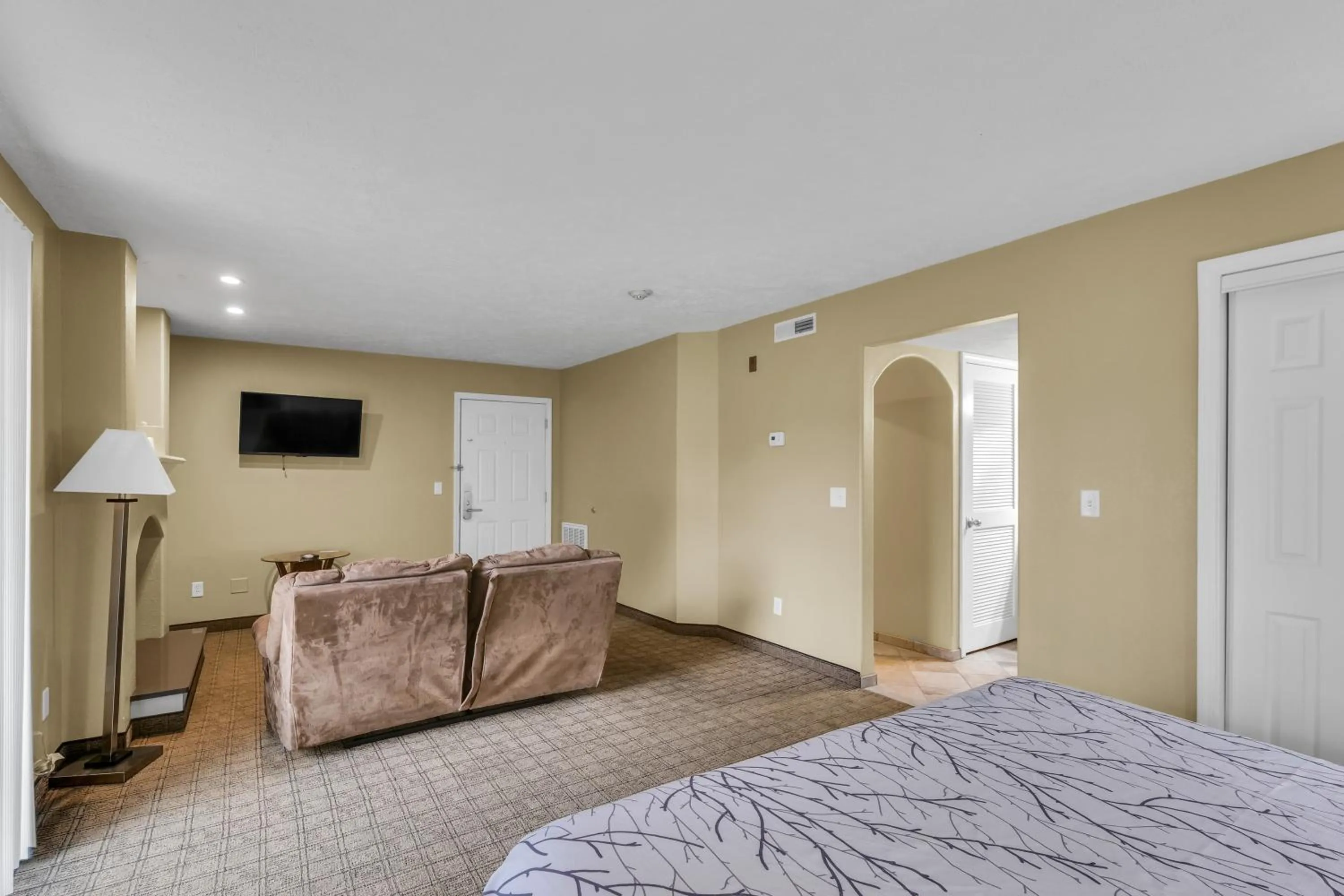 King Bed Suite with Jetted Tub in Eastlake Suites Hotel & Conference Center By OYO Urbana