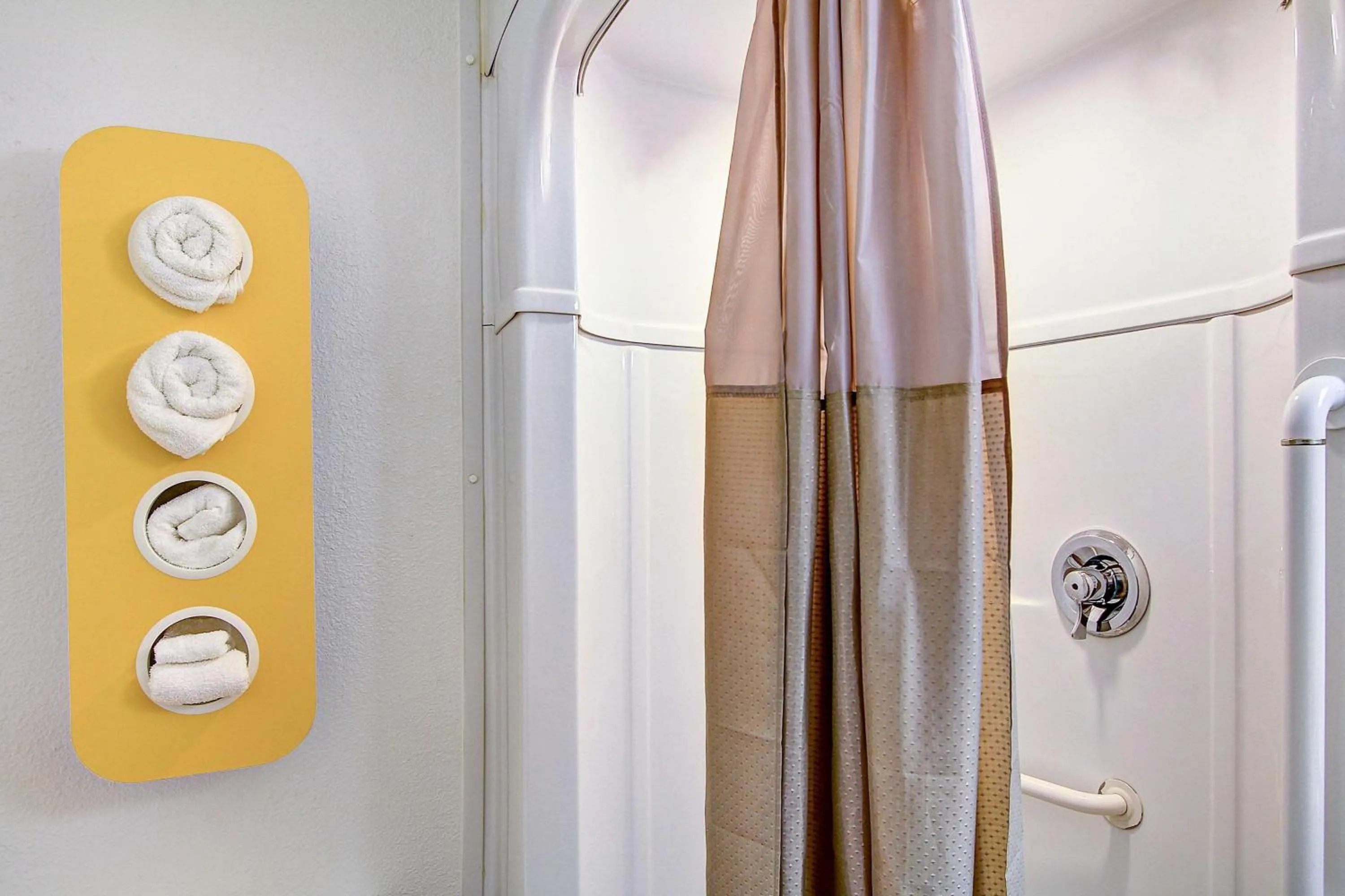 Quadruple Room - Disability Access - Roll in Shower in Motel 6-Green Bay, WI