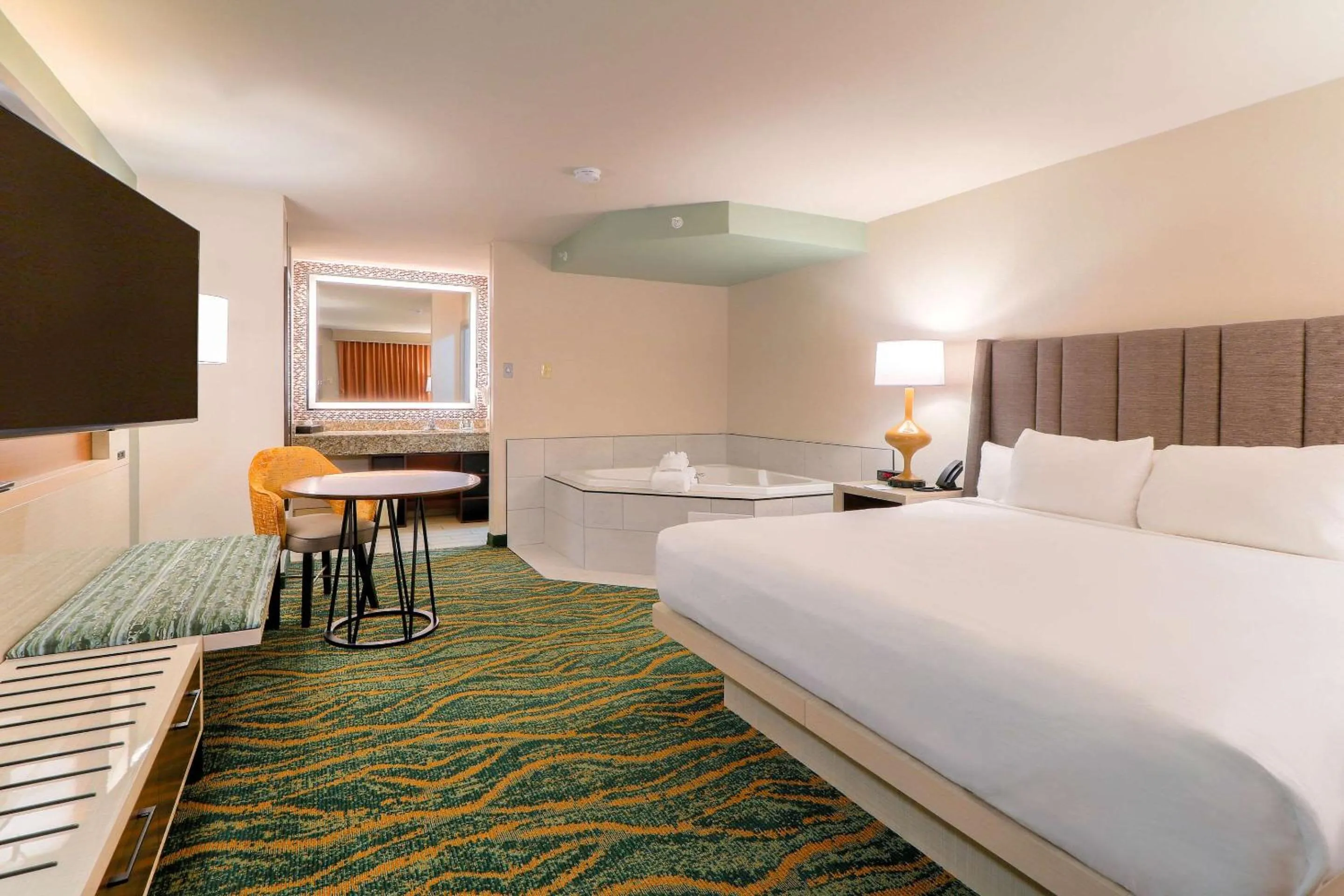 King Suite with Whirlpool - Non-Smoking in Quality Inn Near the Island Pigeon Forge