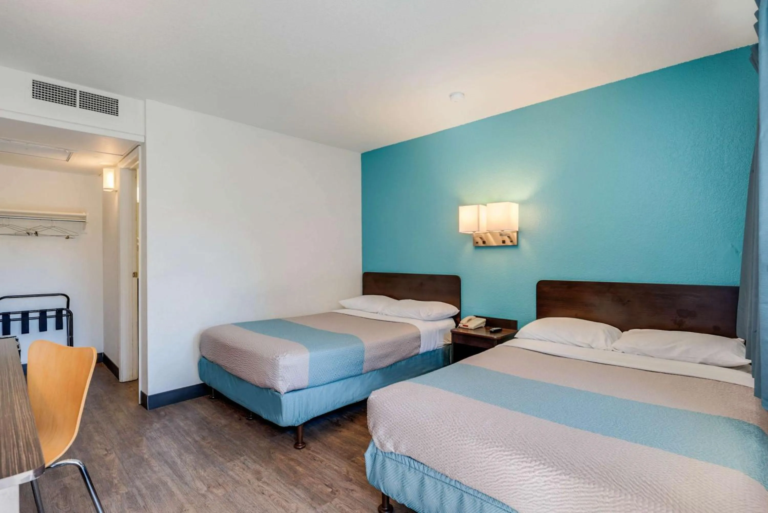 Deluxe Quadruple Room in Motel 6-Winnemucca, NV