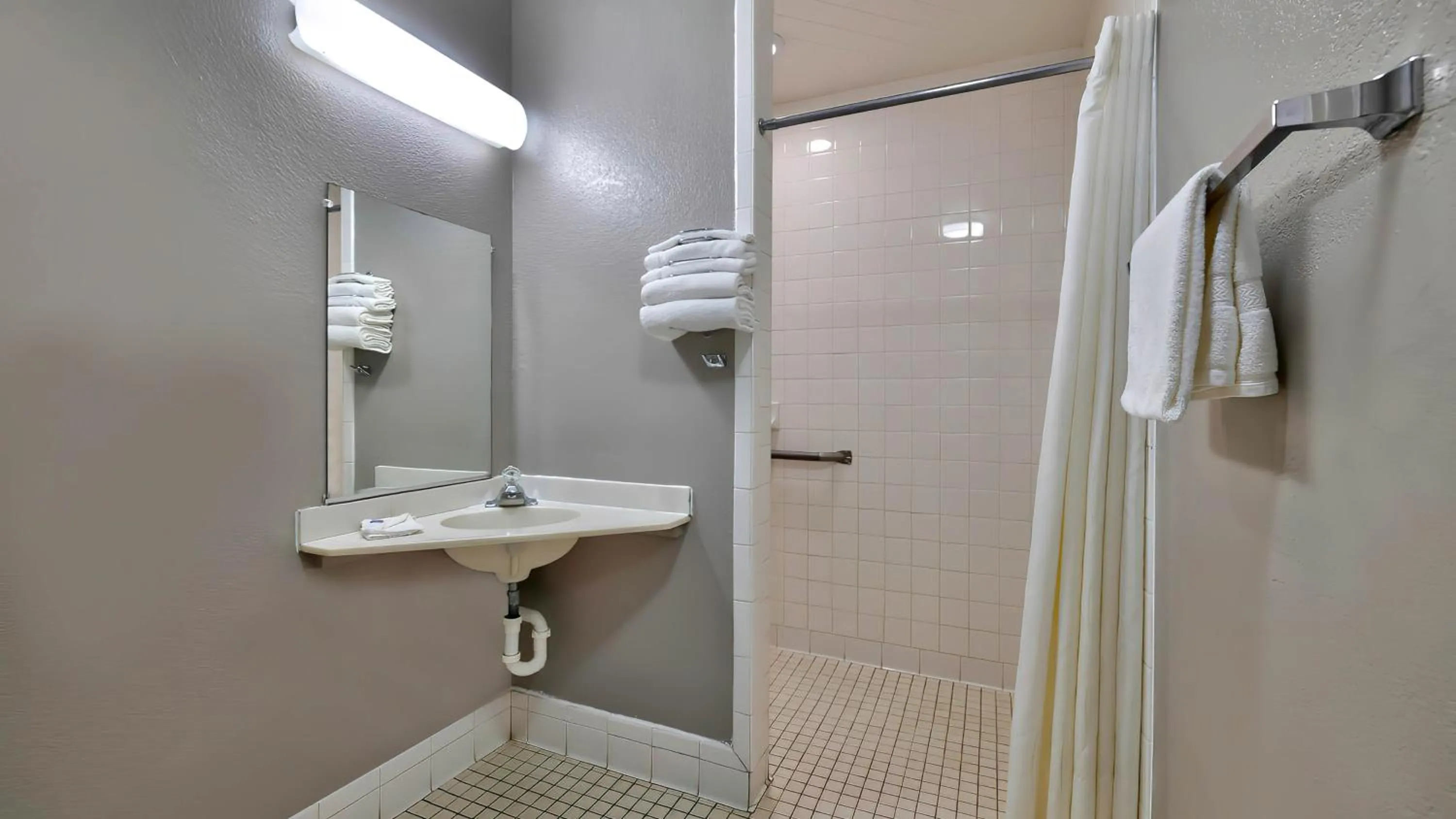 Queen Room - single occupancy - Disability Access - Non-Smoking in Motel 6-Gallup, NM