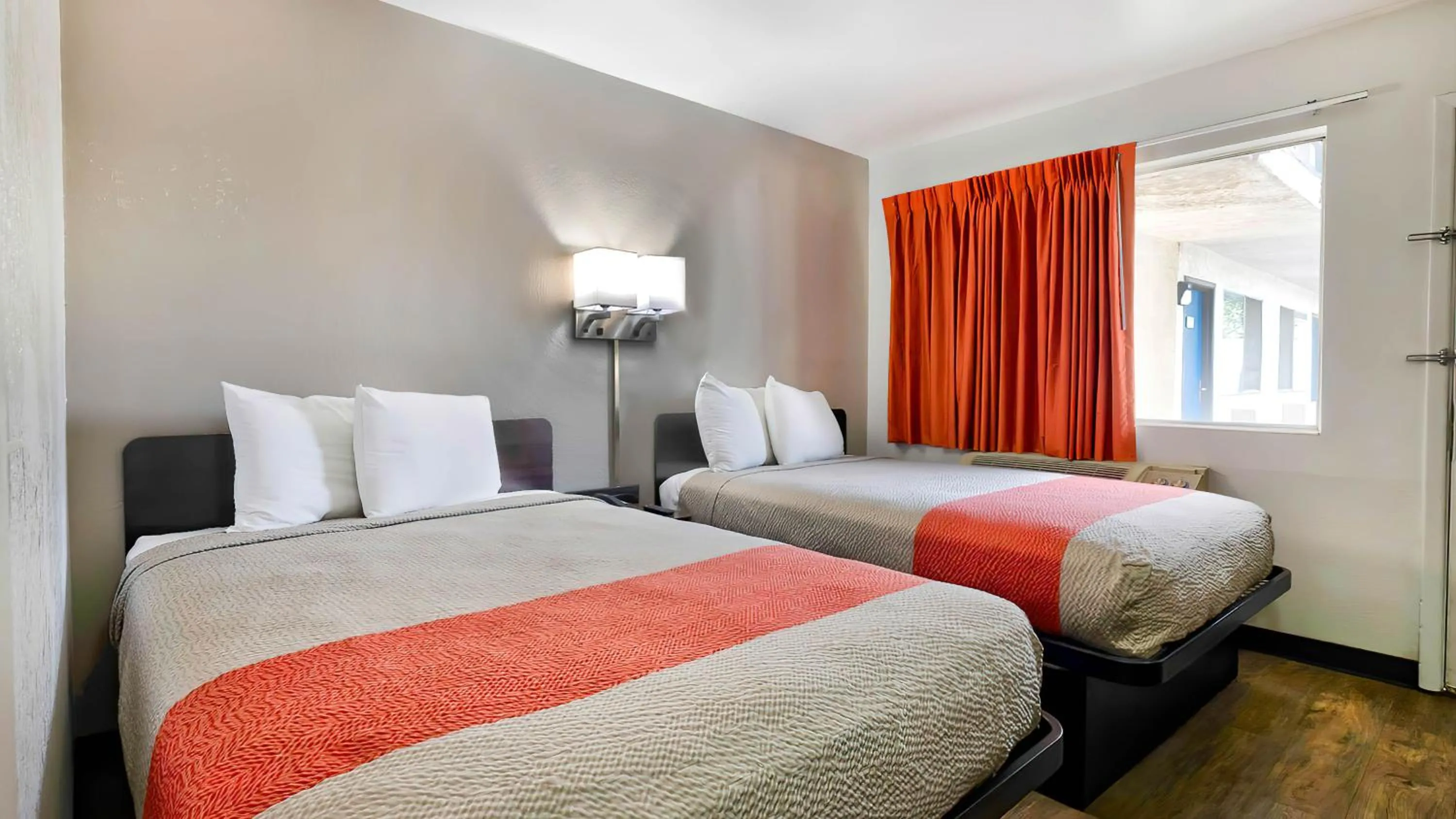 Queen Room - single occupancy - Disability Access - Non-Smoking in Motel 6-Gallup, NM