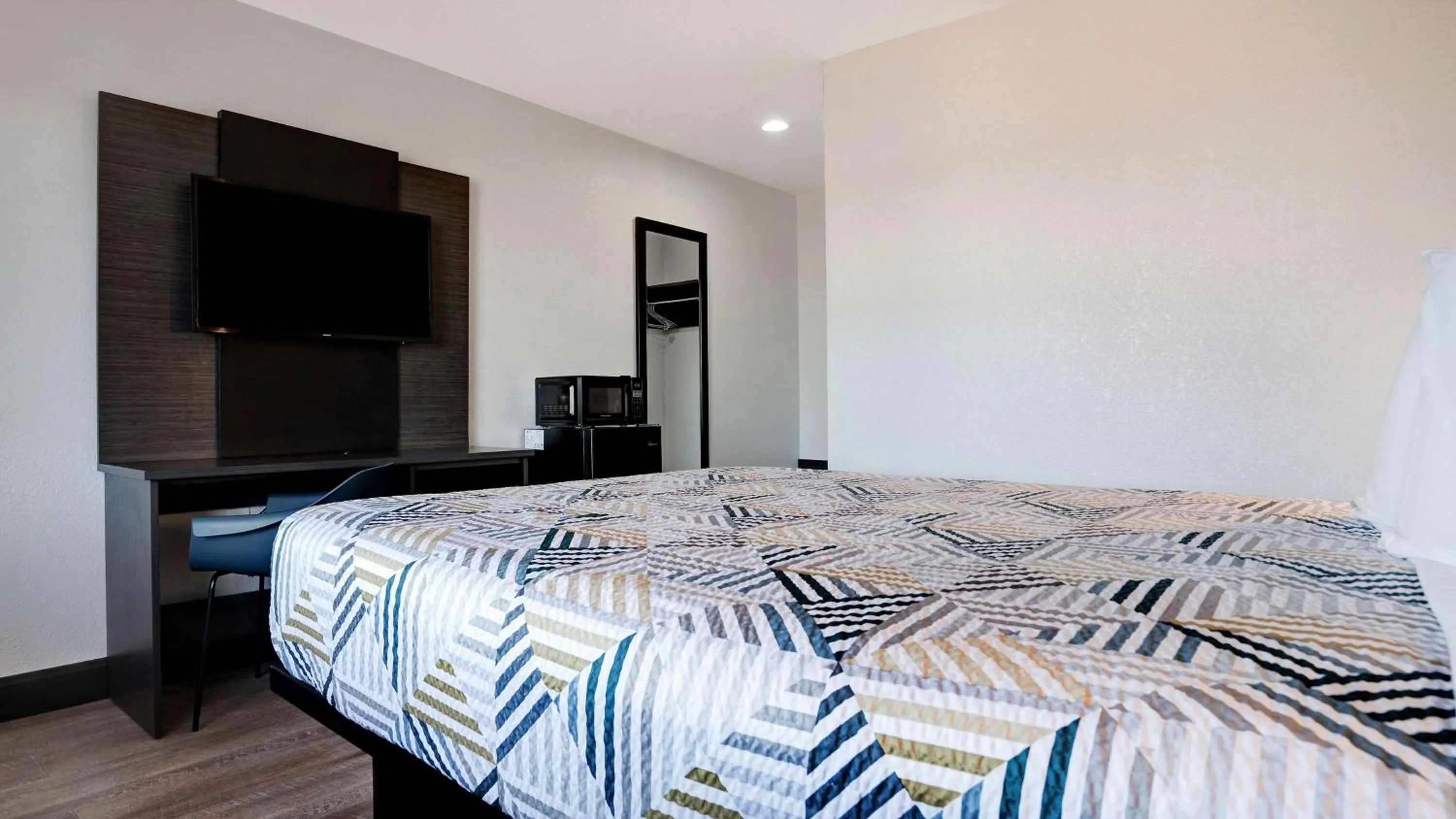 Queen Room in Motel 6-Arcata, CA Cal Poly Humboldt