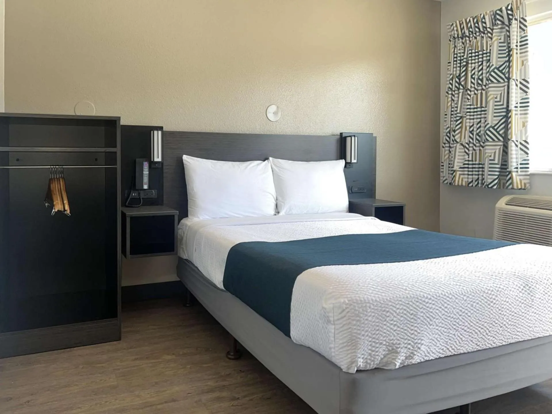 Standard Queen Room in Motel 6-Tulare, CA