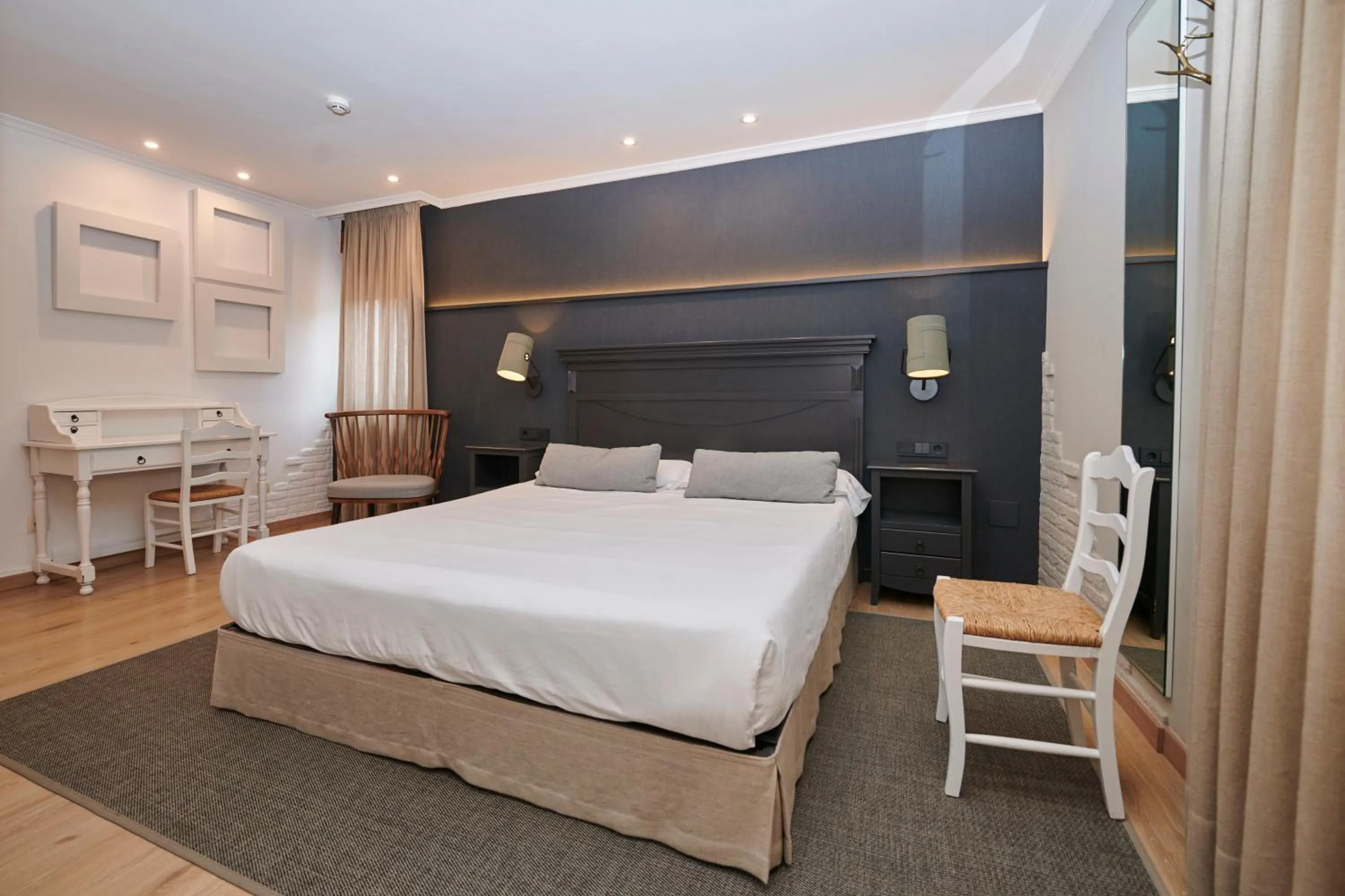 Queen Room in Hostal Lola