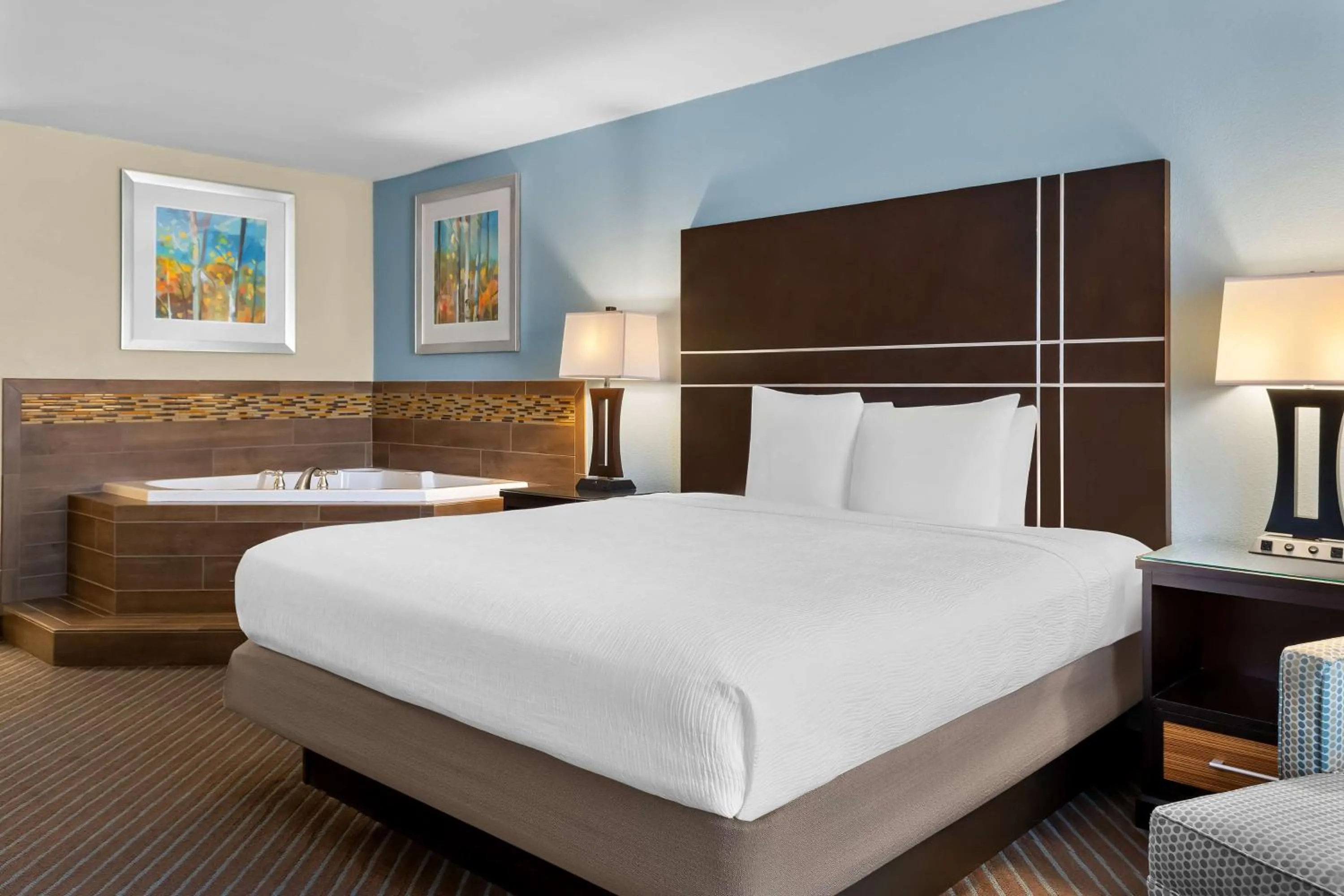 King Room with Hot Tub - Non-Smoking in Best Western Newport Inn