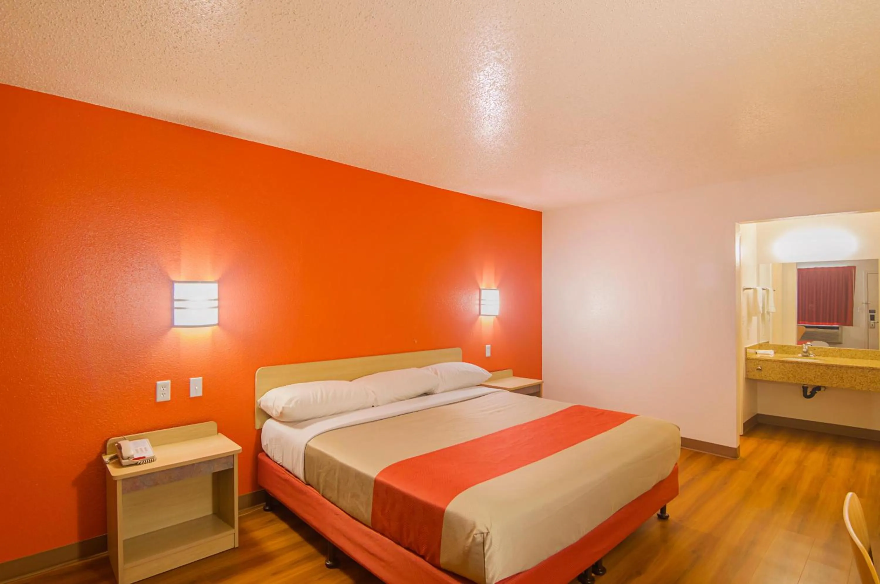 Deluxe Queen Room - Non-Smoking in Motel 6-Porterville, CA