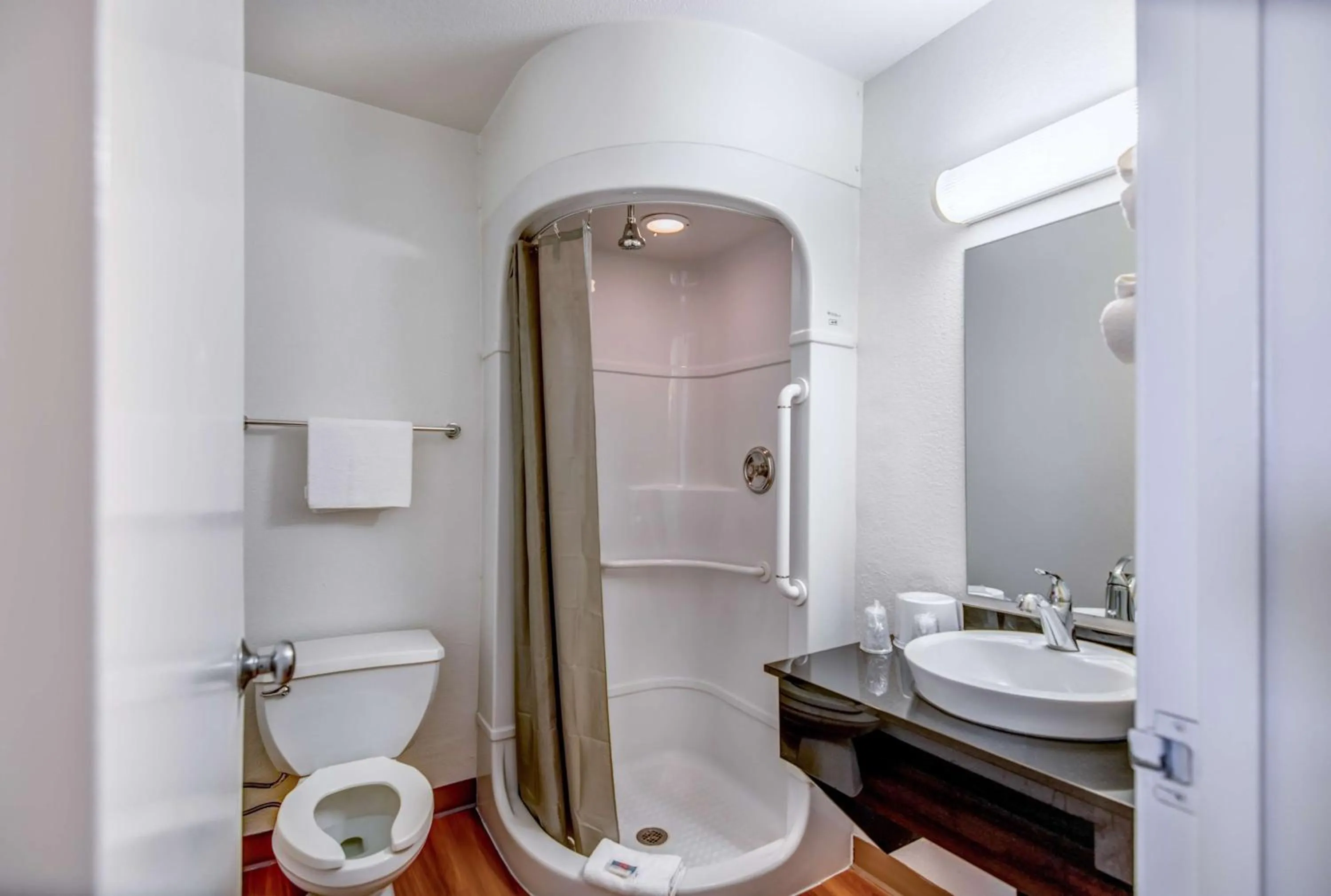 Deluxe Queen Room in Motel 6-Tracy, CA