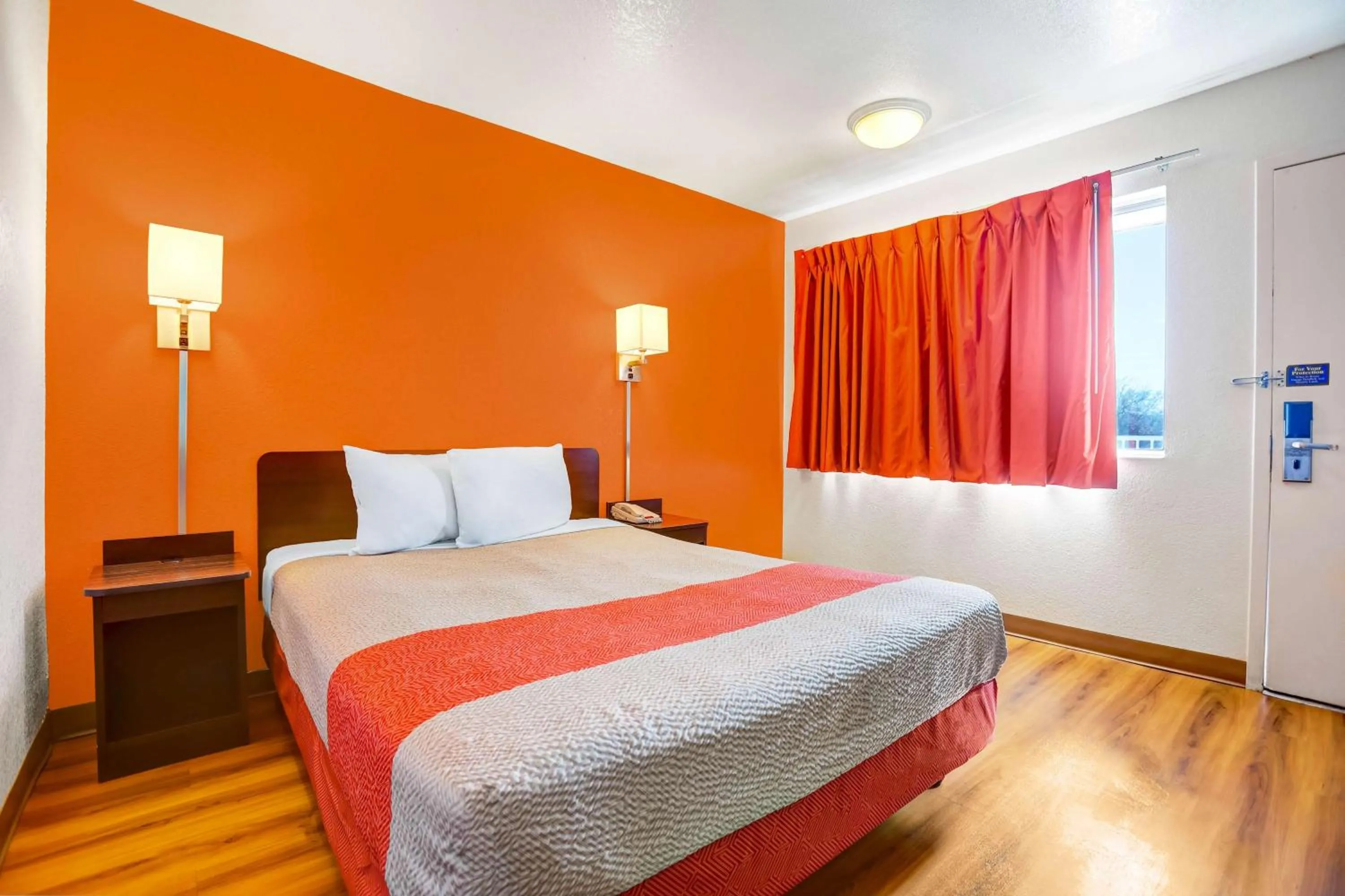 King Room with Roll-in Shower - single occupancy - Disability Access - Non-Smoking in Motel 6-Grants, NM